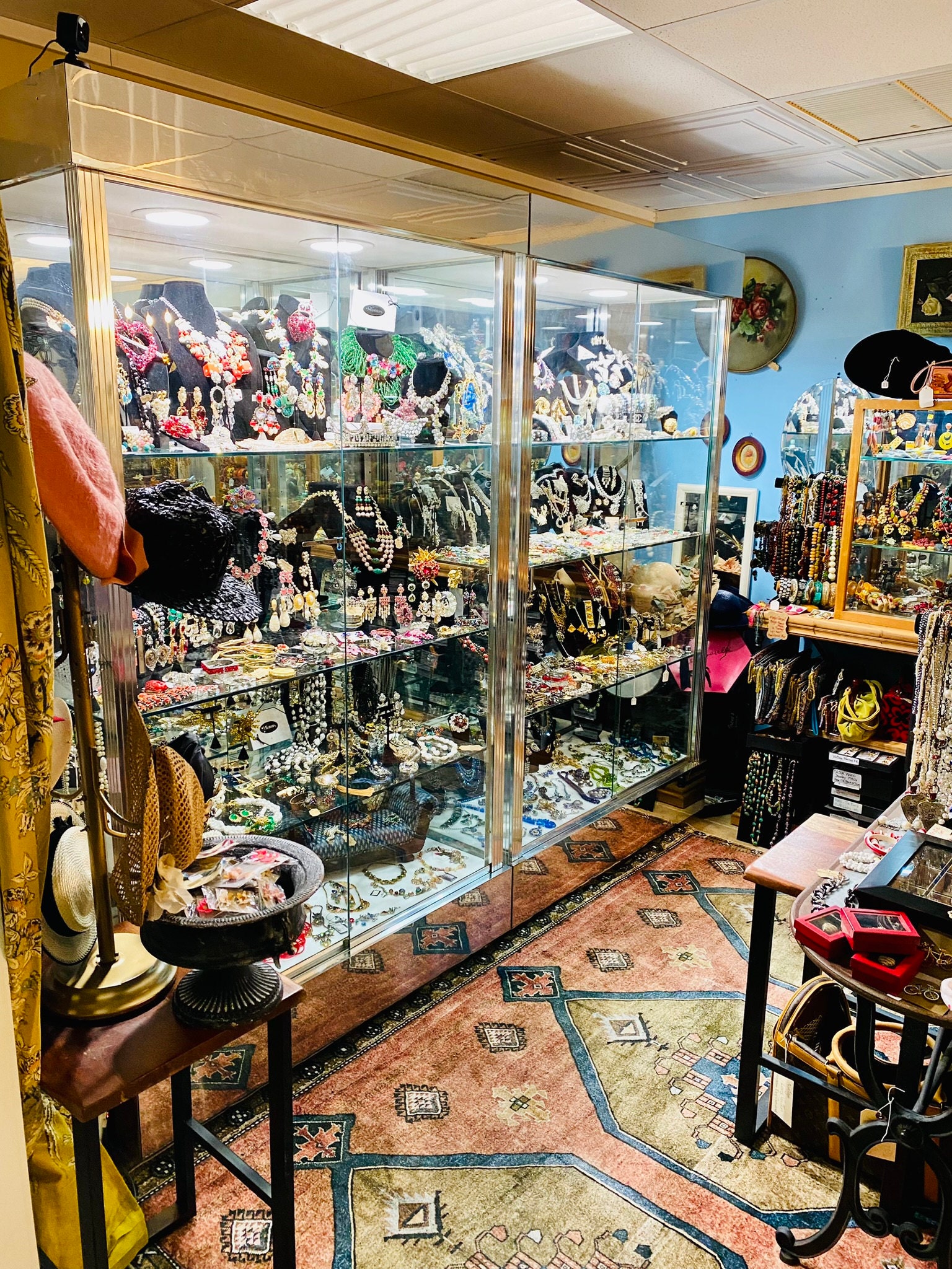 DiDiamonds and Rust Vintage Jewelry Shop show cases
