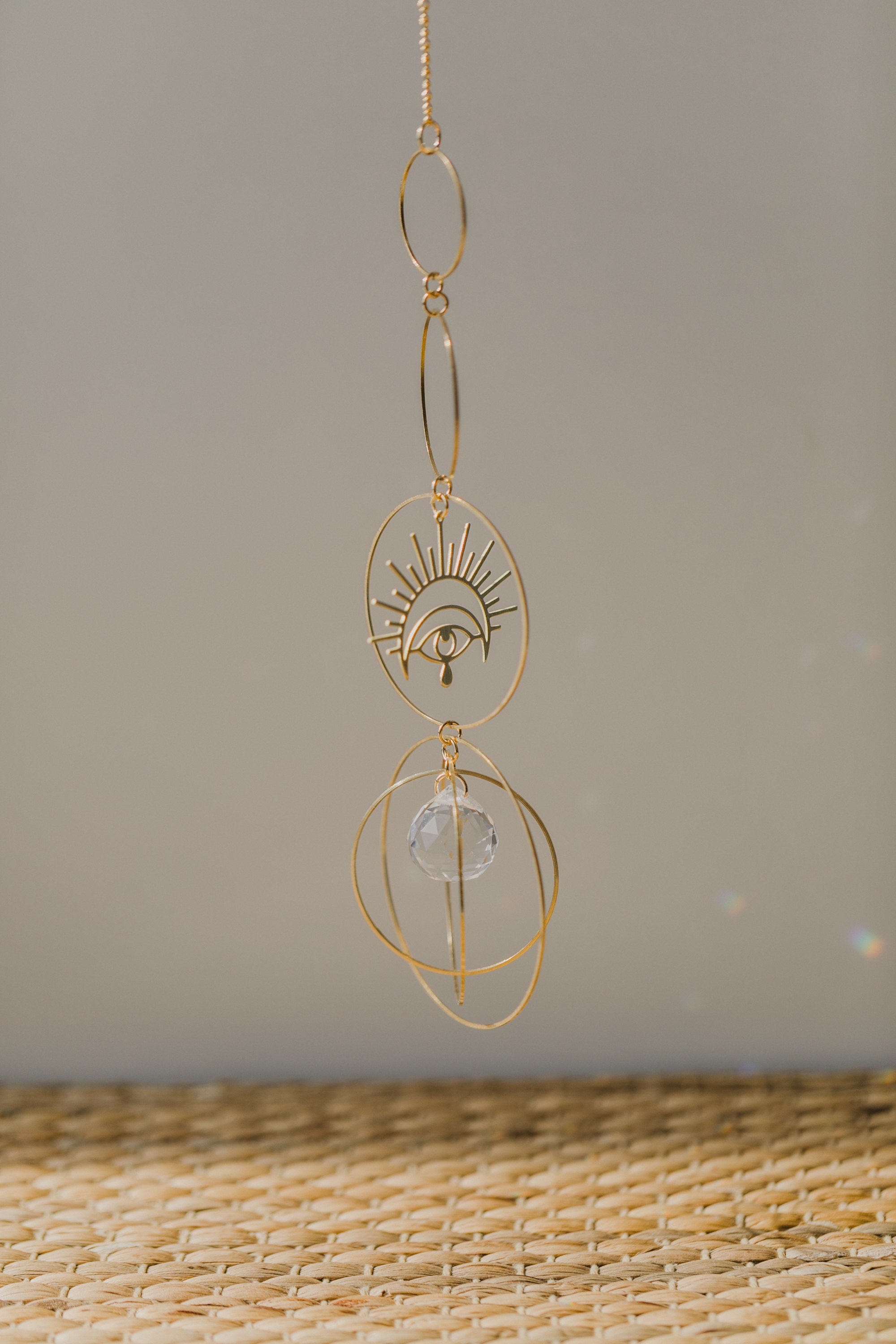 goldener Suncatcher mit Regenbogenkristall