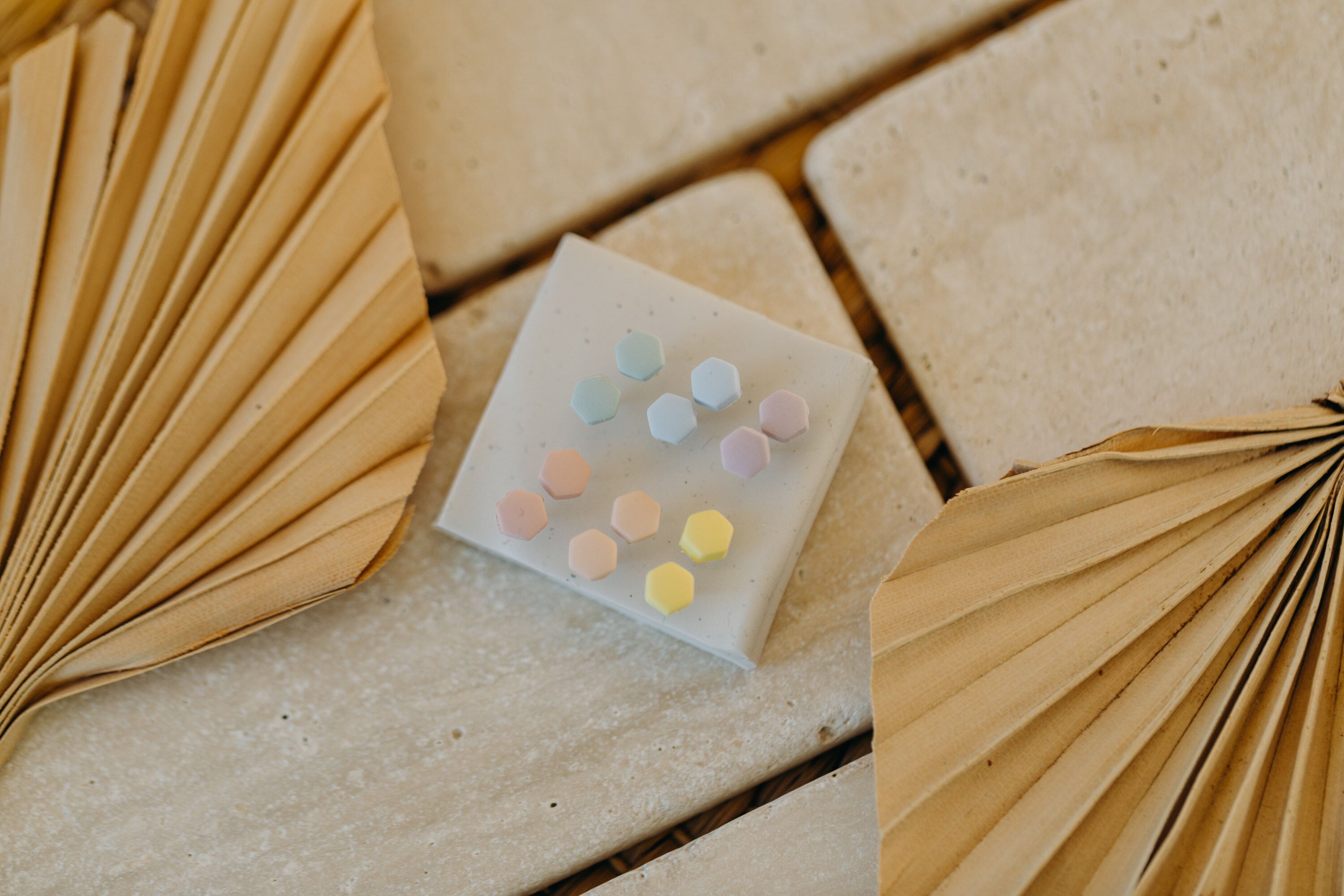 SUMA Mini Ohrstecker in Pastellfarben aus Polymer Ton