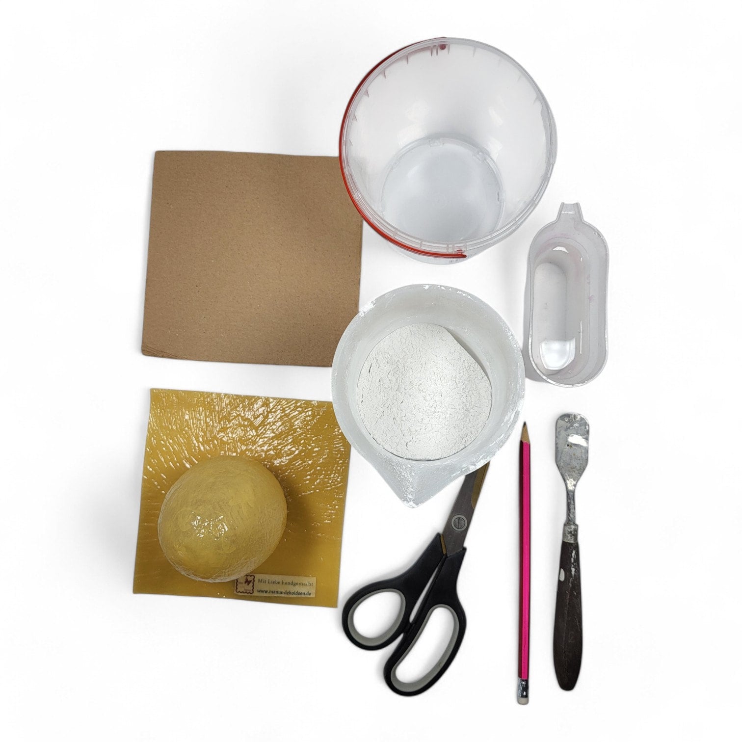 GießStück Pappe, Schere, Behälter wie Eimer oder Karton, Spatel, Stift, Wasser, Gießpulver deiner Wahl, Latexform