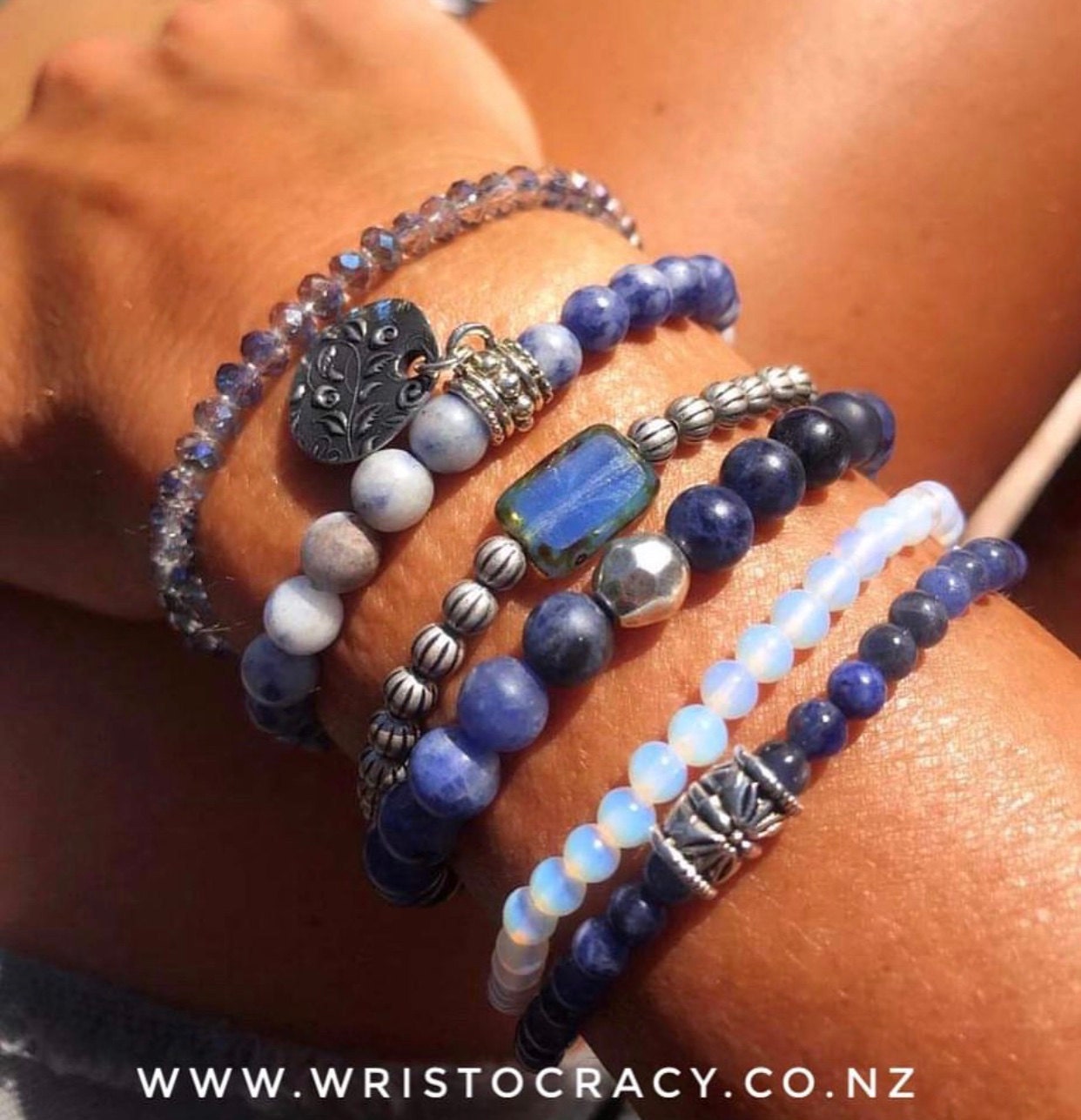 Just a little reminder we’re still in summer .... this is just a brief interlude hopefully delivering the water we all desperately need ... 💦☔️🌨💧 someone do a rain dance! Happy Saturday all ... All of these gorgeous things available online though one of the sets is running out fast so get in quick if you want one 😊. What stone shall I focus on next week ... any guesses?