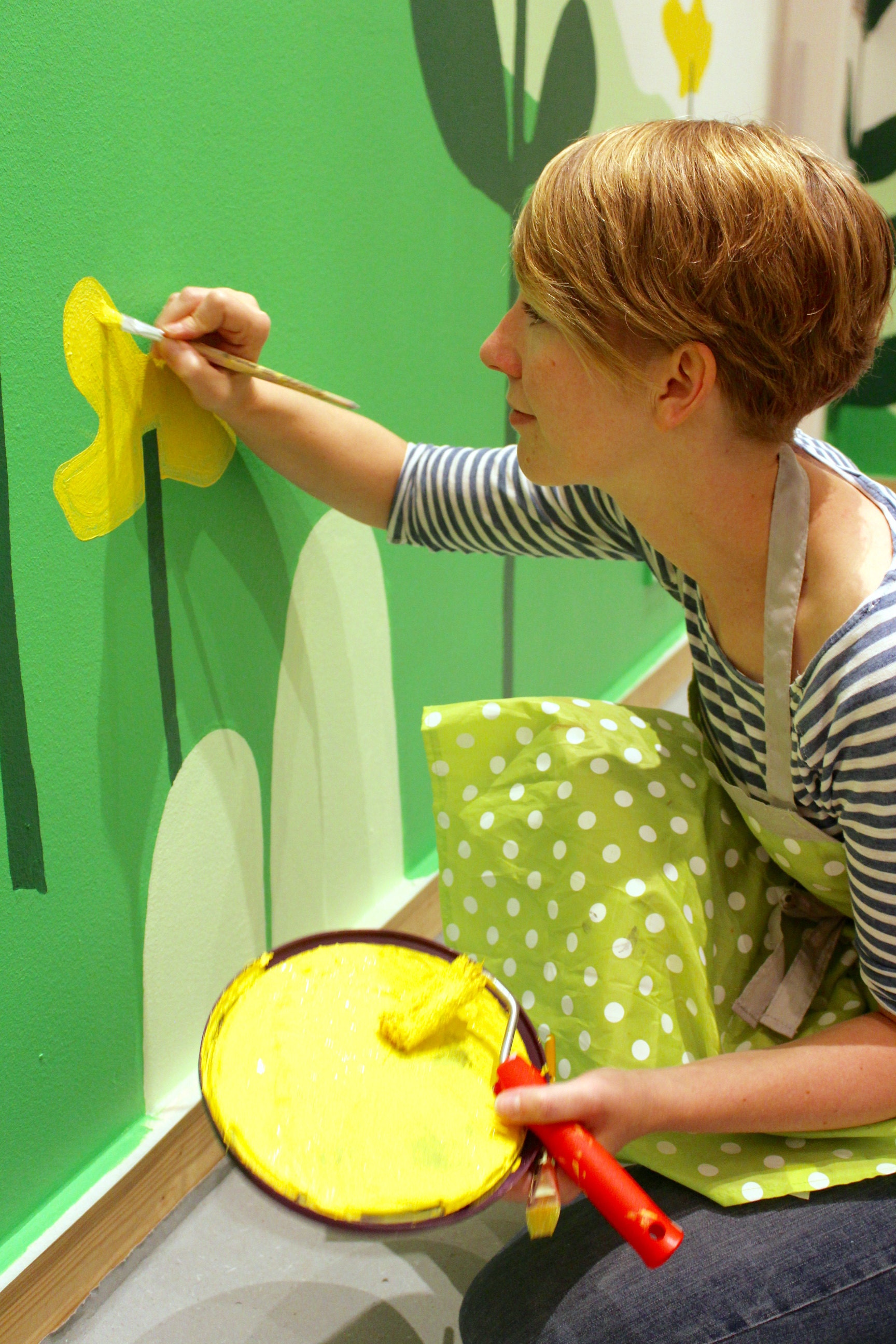 Karolin Reichardt painting mural for kindergarten