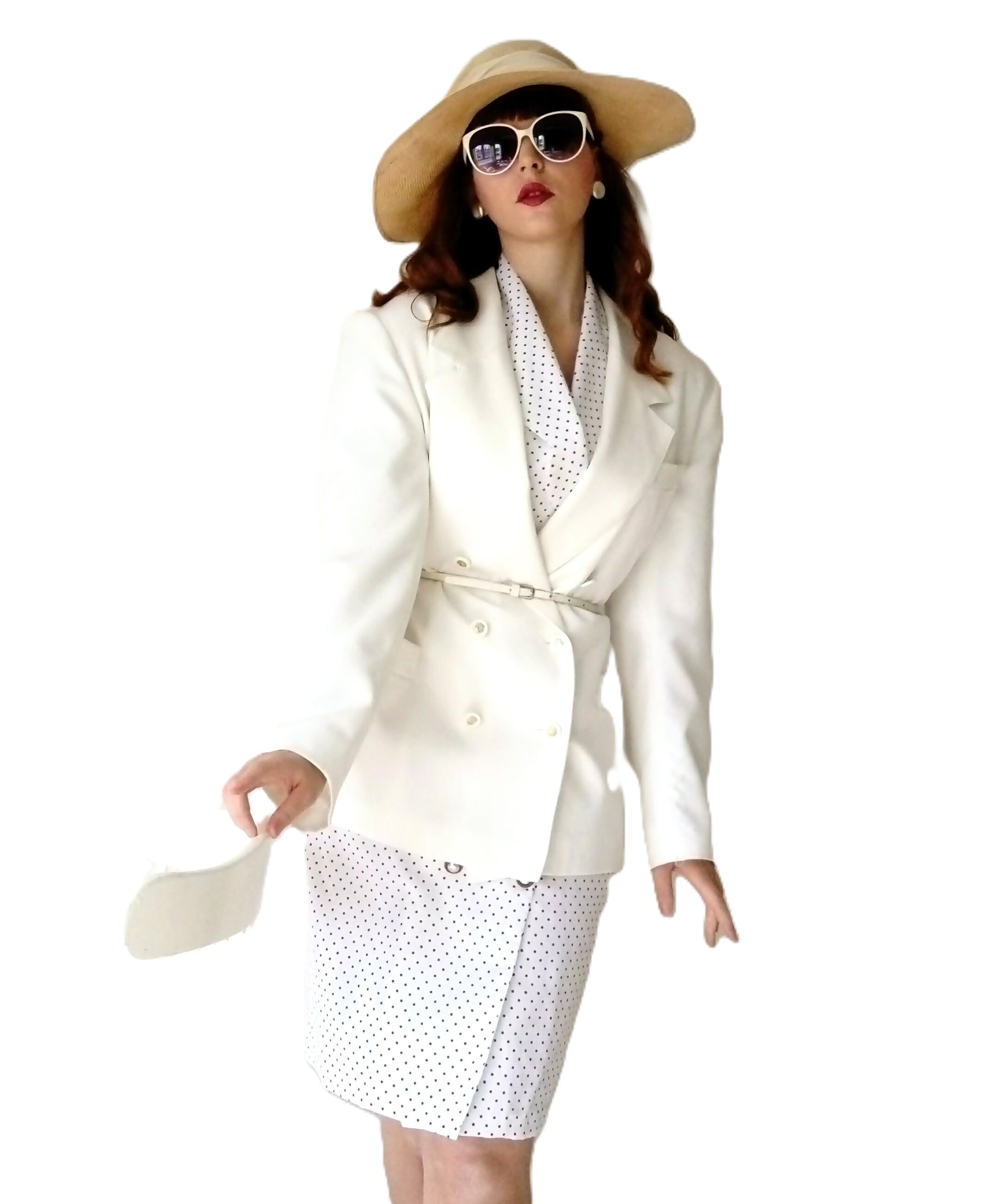 femme-portant-un-blazer-vintage-oversize-blanc-en-style-retro