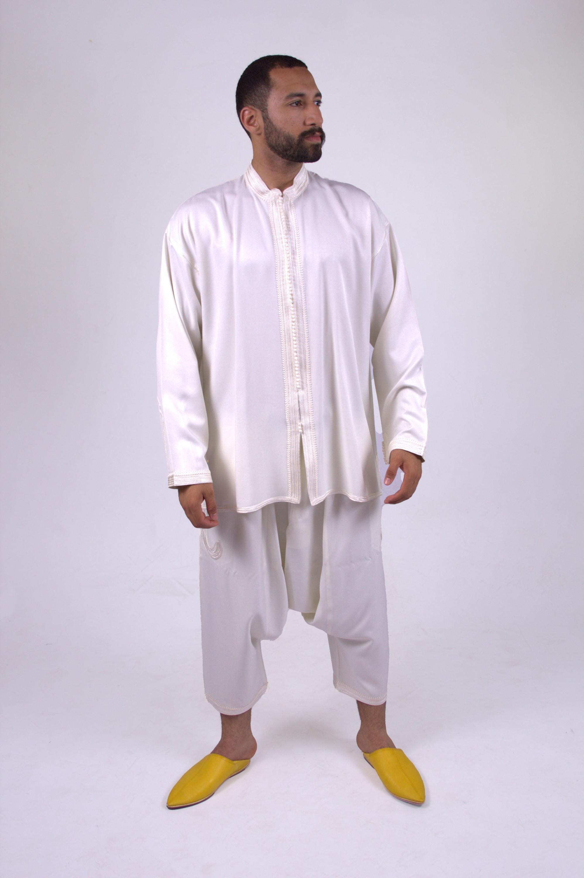 Model wearing Jabador for men in white