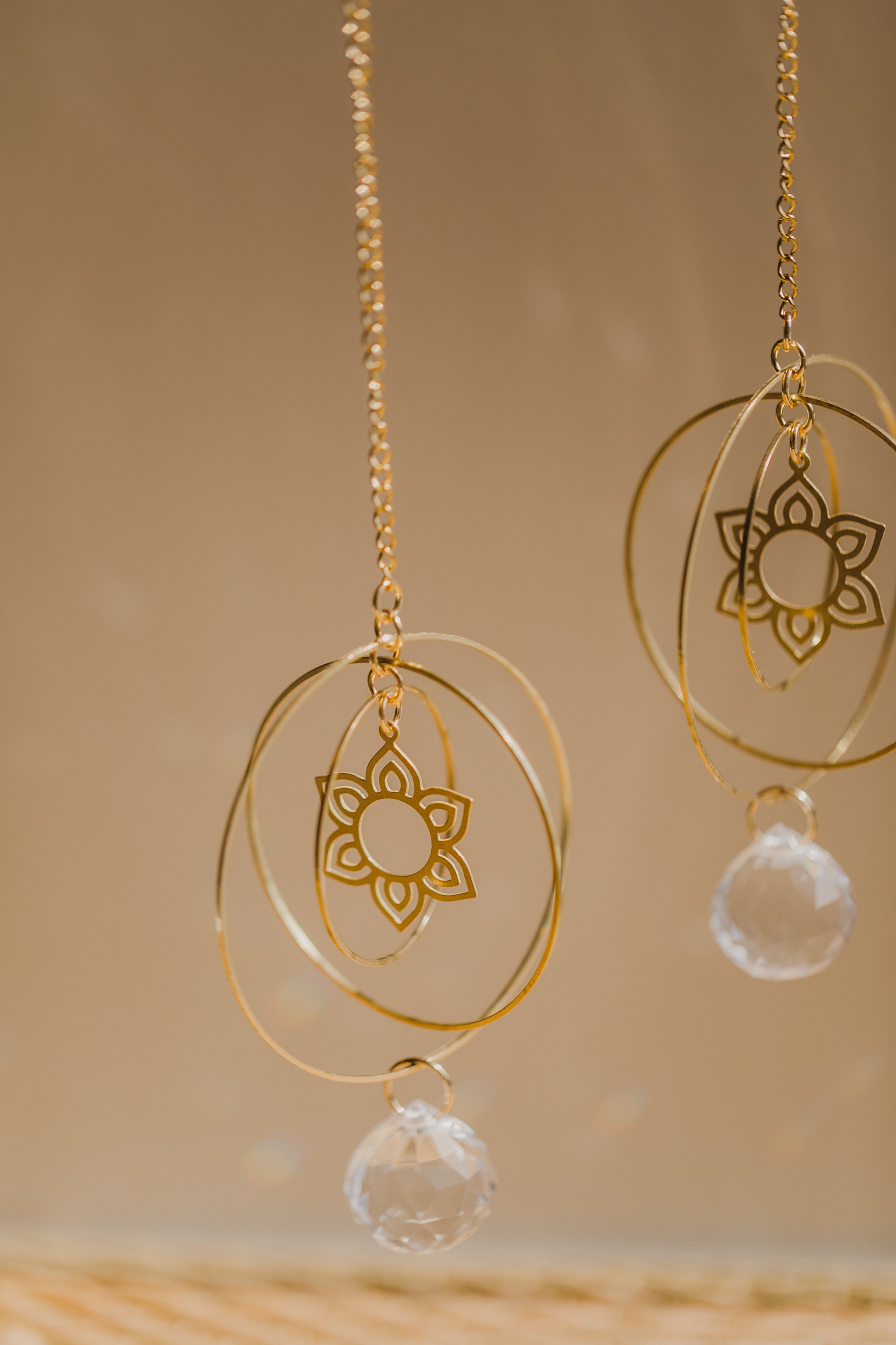 goldene Suncatcher mit Regenbogen Kristall
