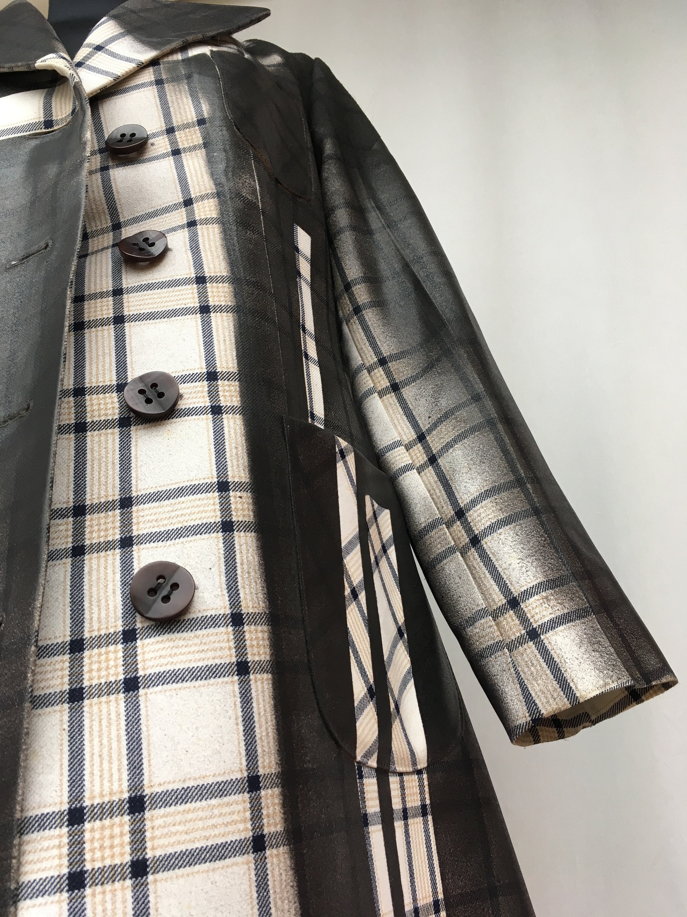 Coat lola darling SS19 Cruise #trenchcoat #loladarling #coat #ss19 #cheque #tartan #scozzese #gommato #rubberized #leathereffect