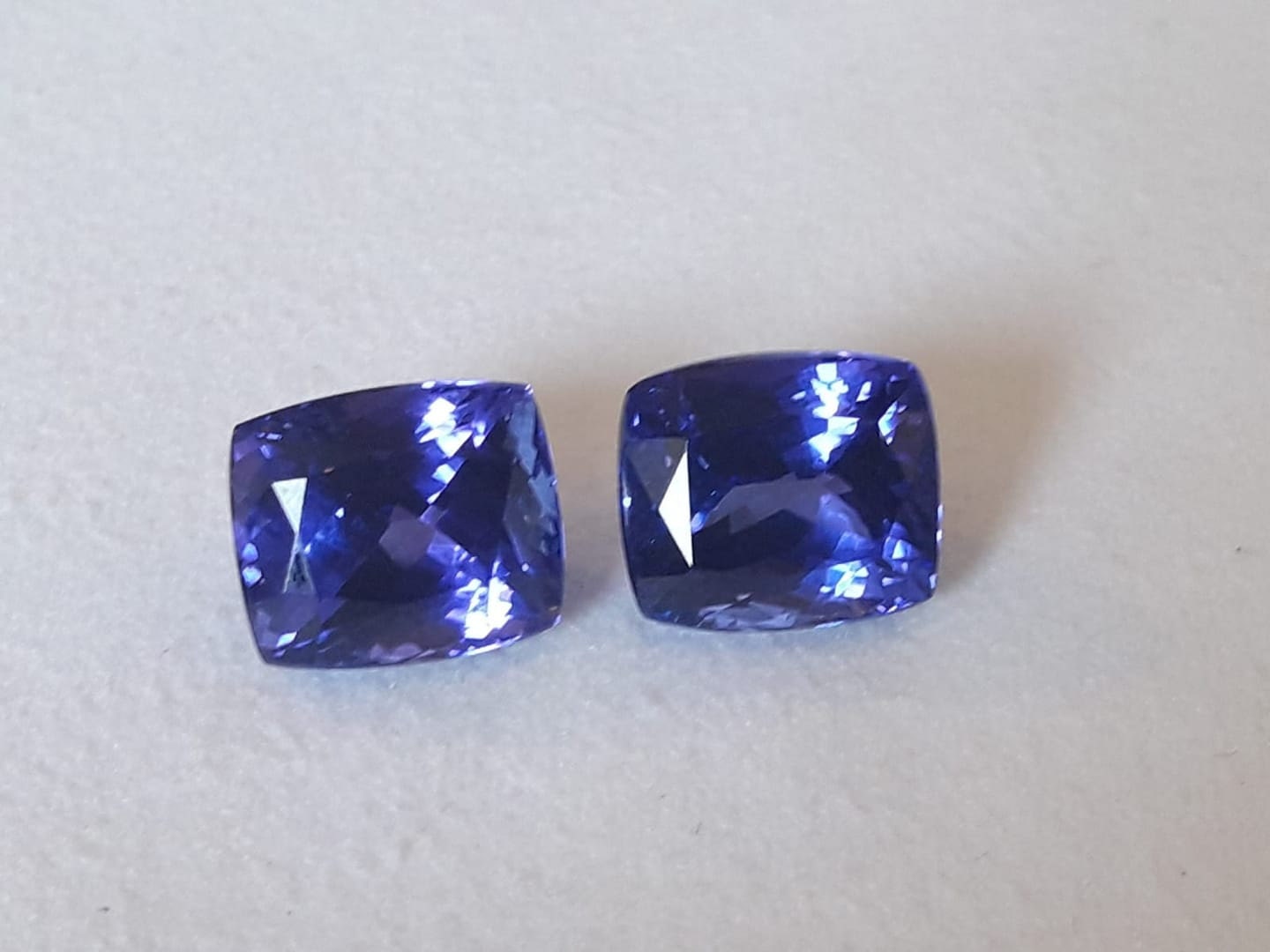 deux incroyables Tanzanites taillées de très belle taille ...pour le plaisir des yeux !