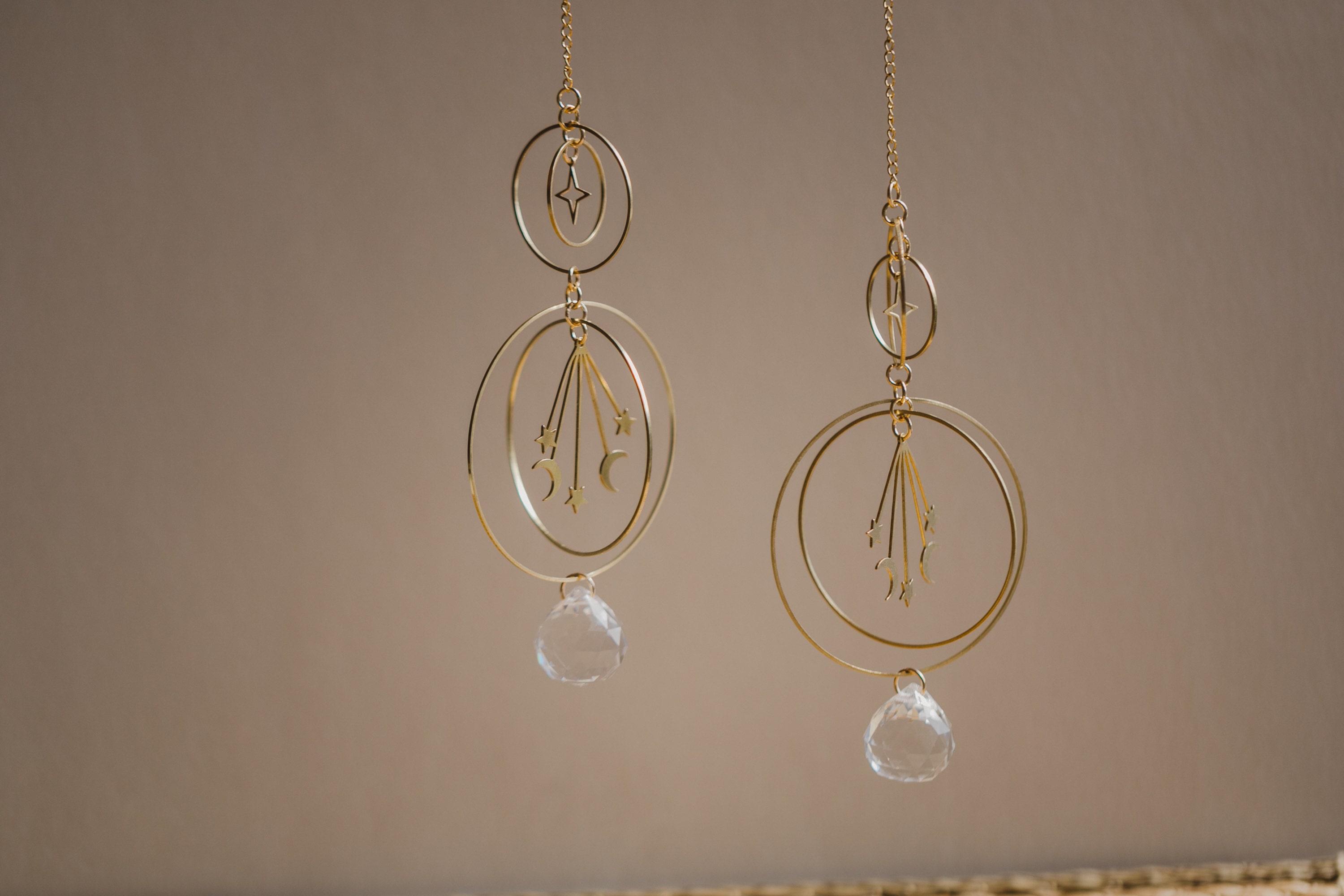 goldene Suncatcher mit Regenbogen Kristall