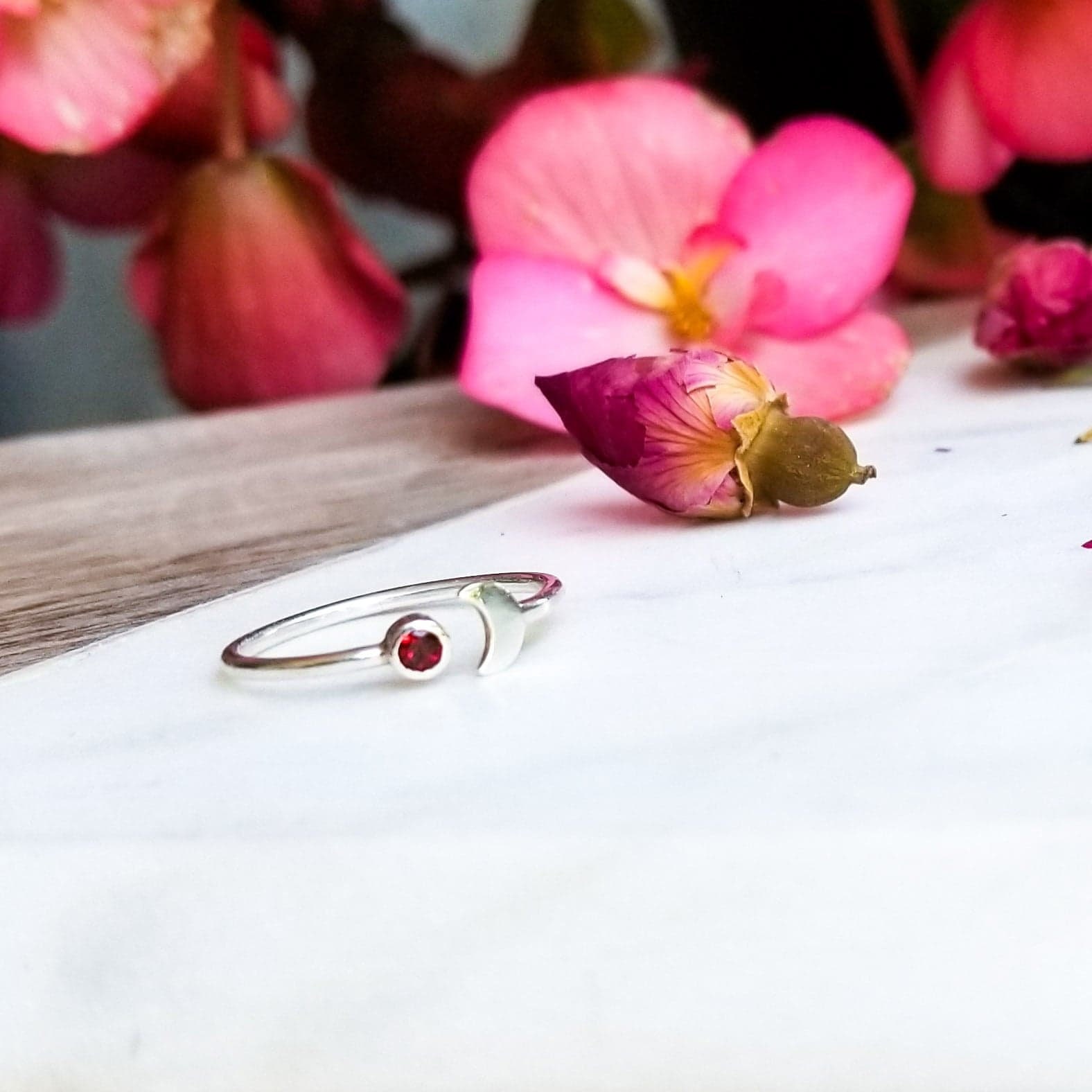 inchoo bijoux garnet moon ring