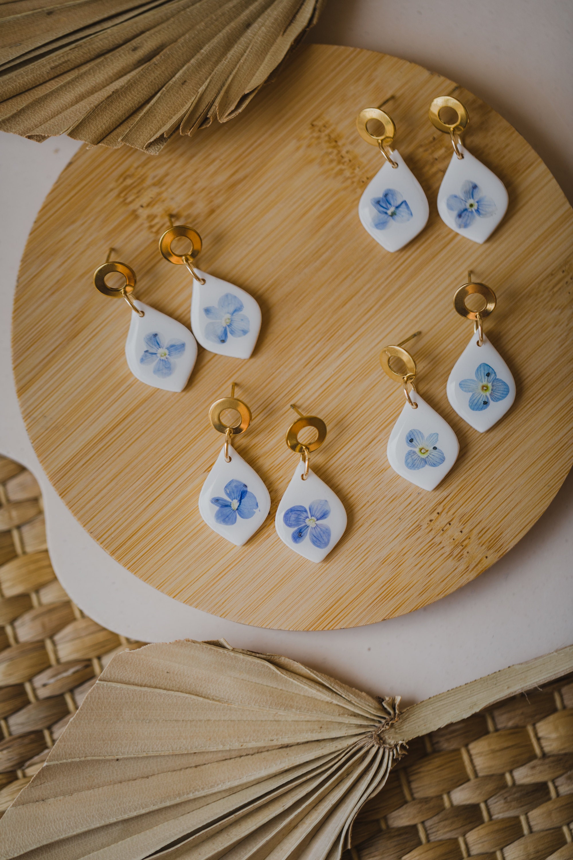 weiße Polymer Clay Ohrringe mit blauen Blumen