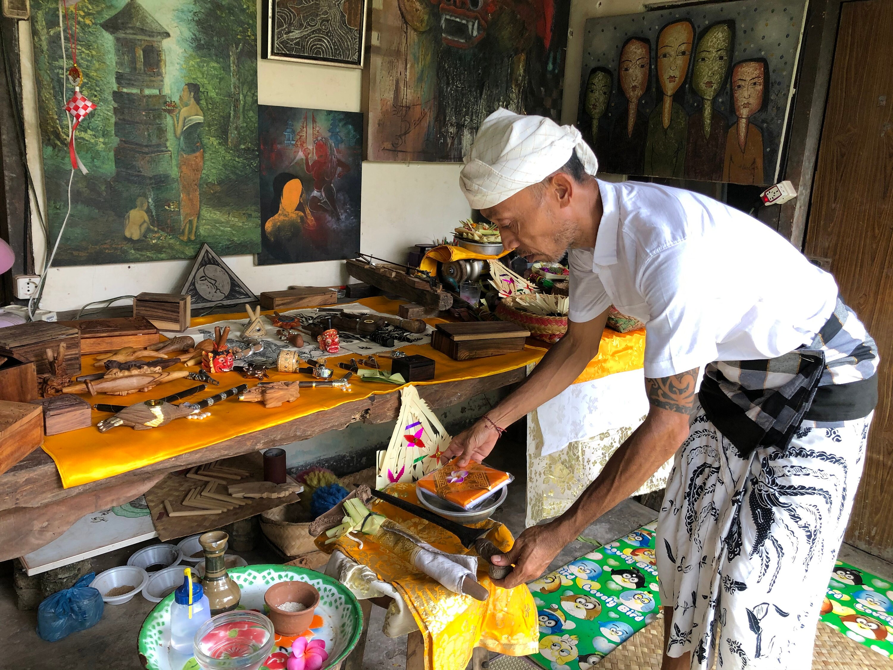 Dewa Made preparing Kuripies and Tepies for ceremony Tumpek Landep in Dewata Studio