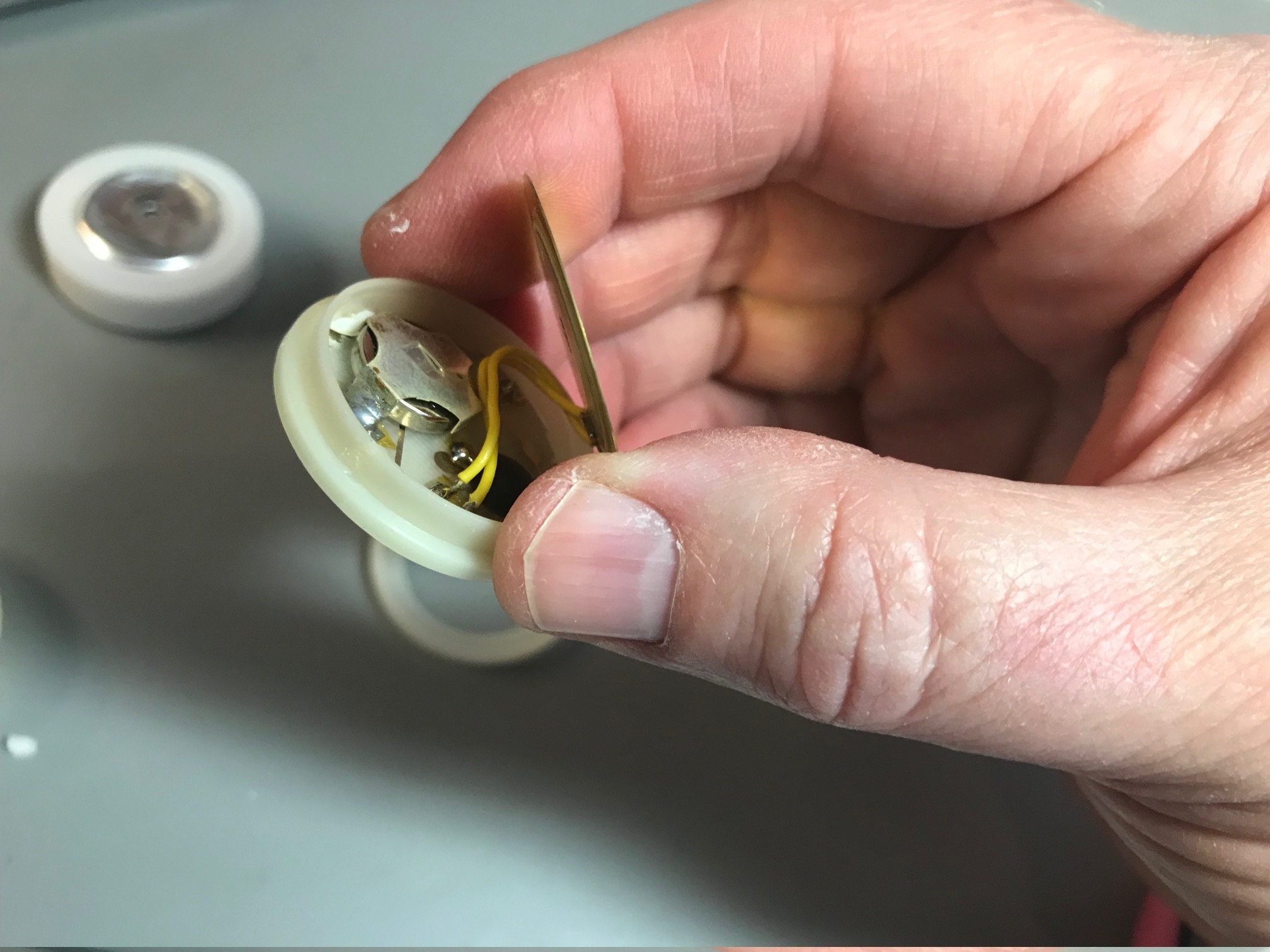 how does a music box work