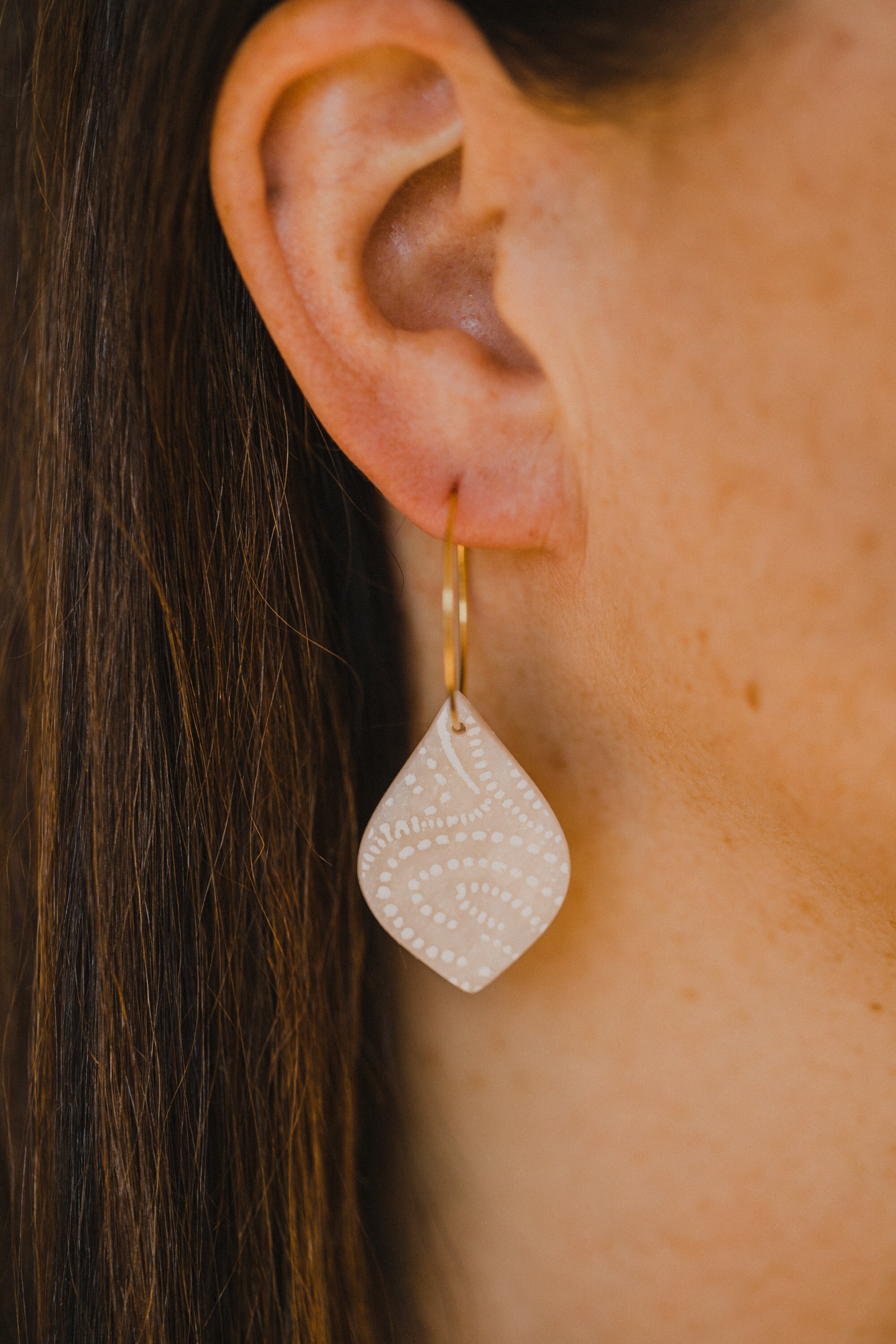 weiße beige Ohrringe aus Polymer Ton