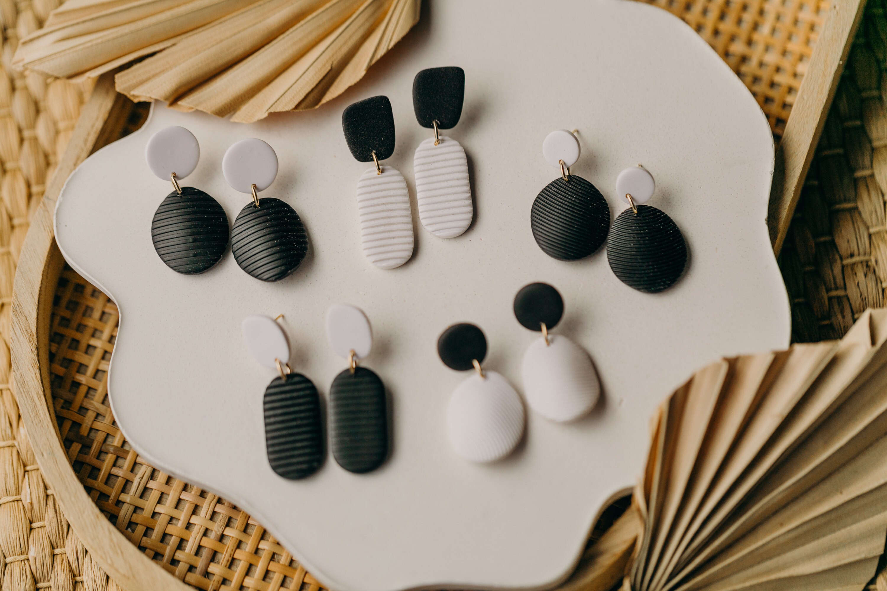 Zeitlos: schwarz-weiße Ohrringe aus Polymer Ton