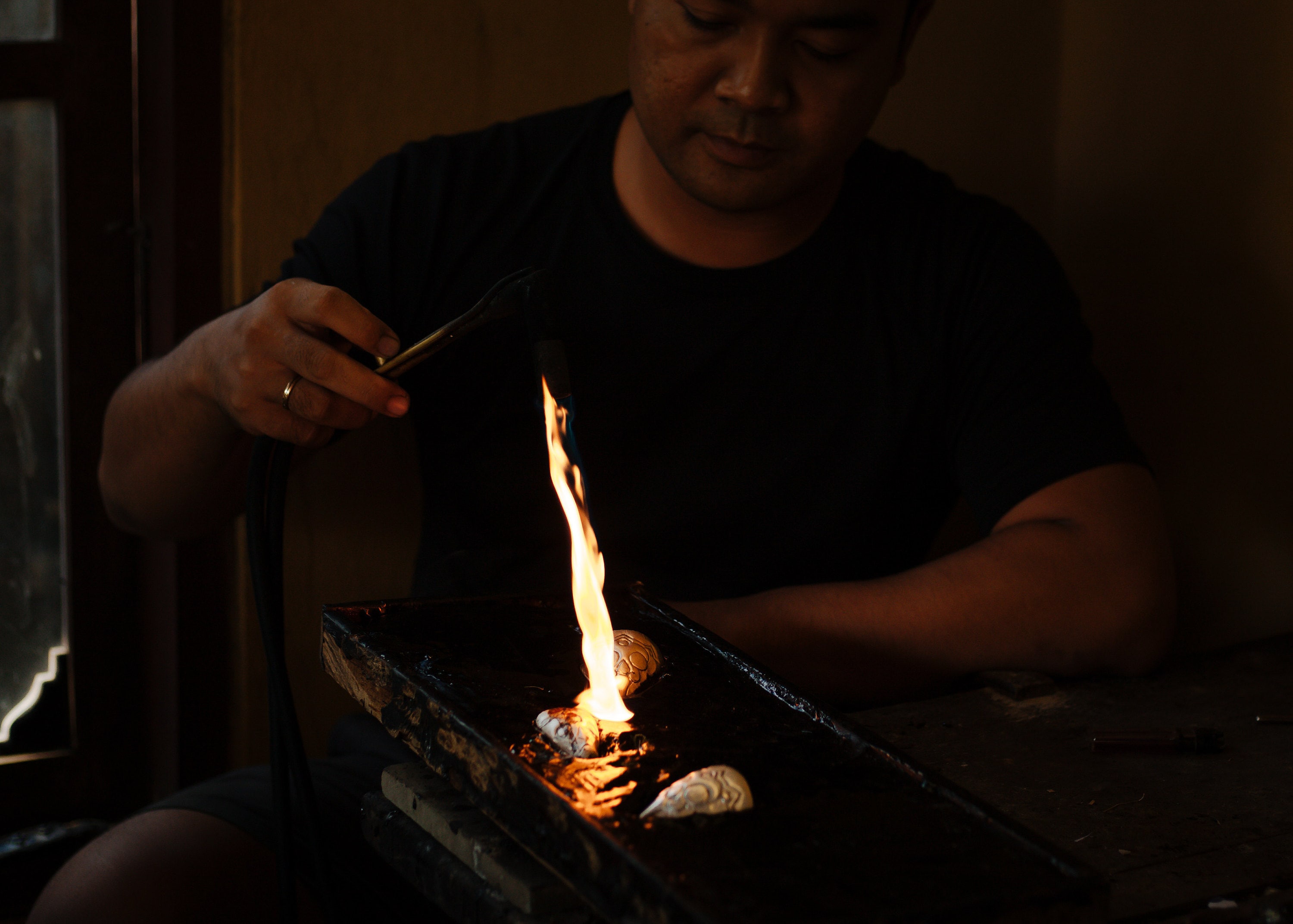 In Bali, more and more young people are choosing careers in the tourism industry, leaving traditional handicrafts behind. This poses a significant challenge in preserving the richness of our cultural heritage, as the number of skilled artisans continues to decline. However, at Dewata Studio, we continue to value every artisan and artist, striving to ensure that their expertise is passed on to future generations.