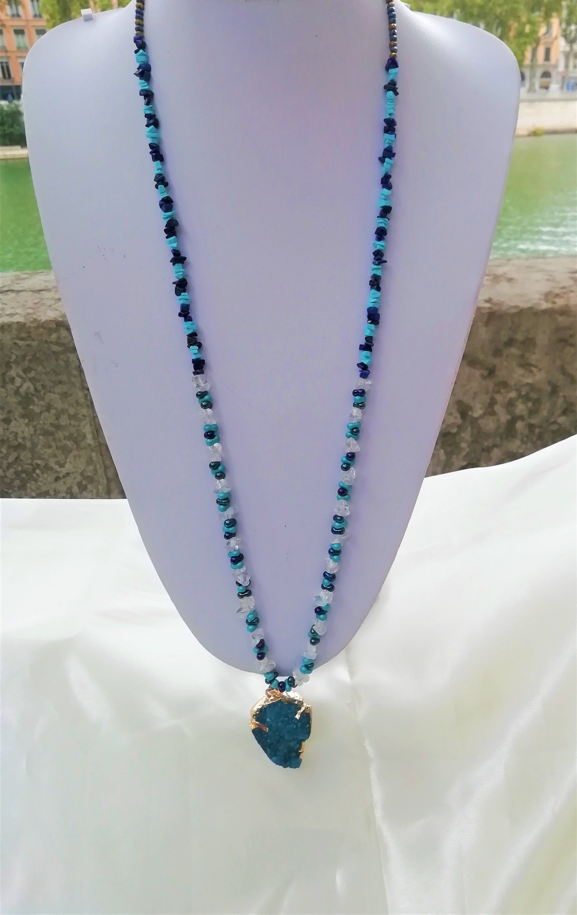 Sautoir très original composé de cristal de roche, de turquoise, de lapis lazuli et de perles de Bohème avec un joli pendentif en druze dagate bleu canard.