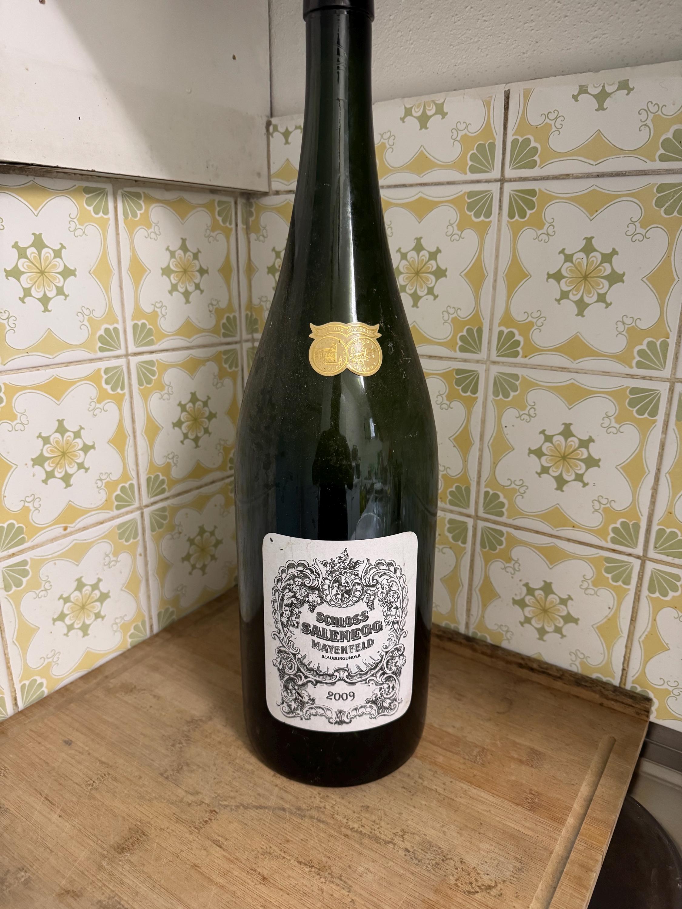 garrafa gigante de champanhe — especialmente uma garrafa bonita e clássica como essa do Schloss Salenegg Mayenfeld 2009!