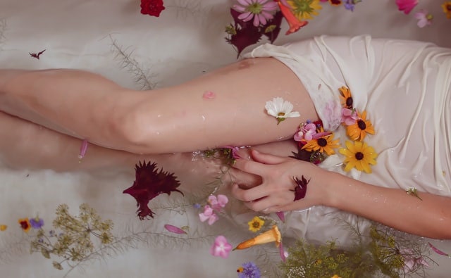 i desire to bathe in flowers like this