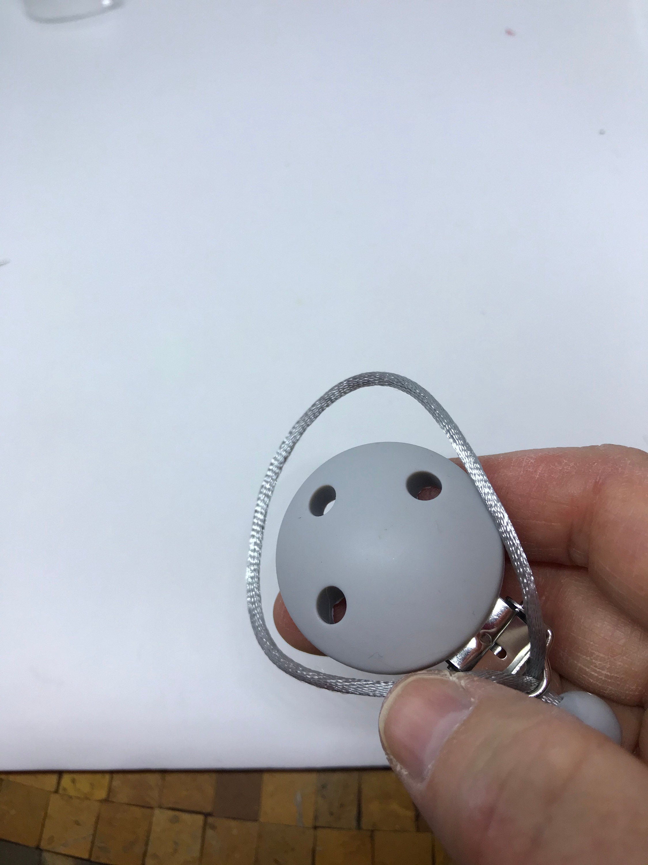 Enlarge the loop around the clip.