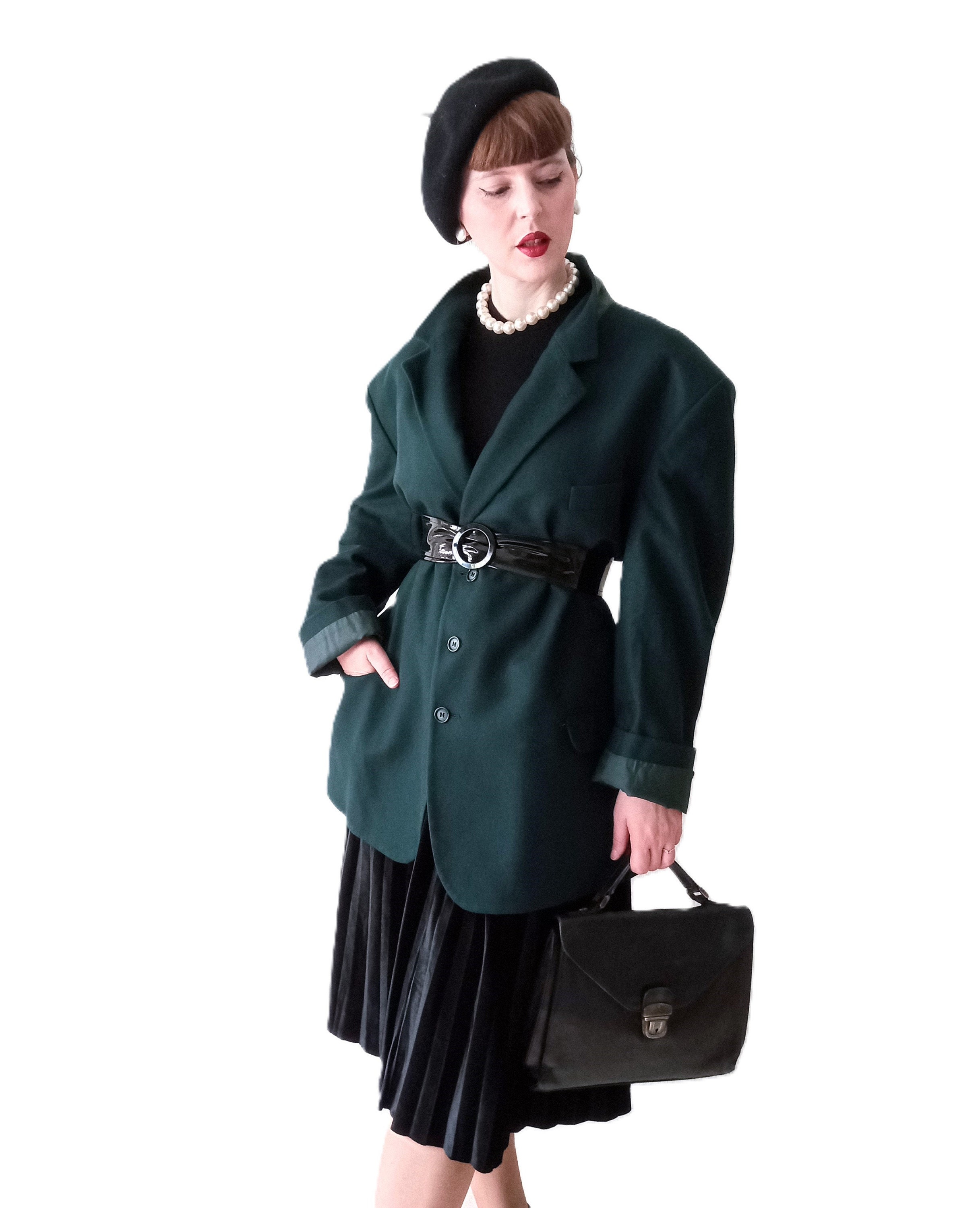 femme-portant-un-blazer-oversize-ceinture-en-style-retro-annees-40-50