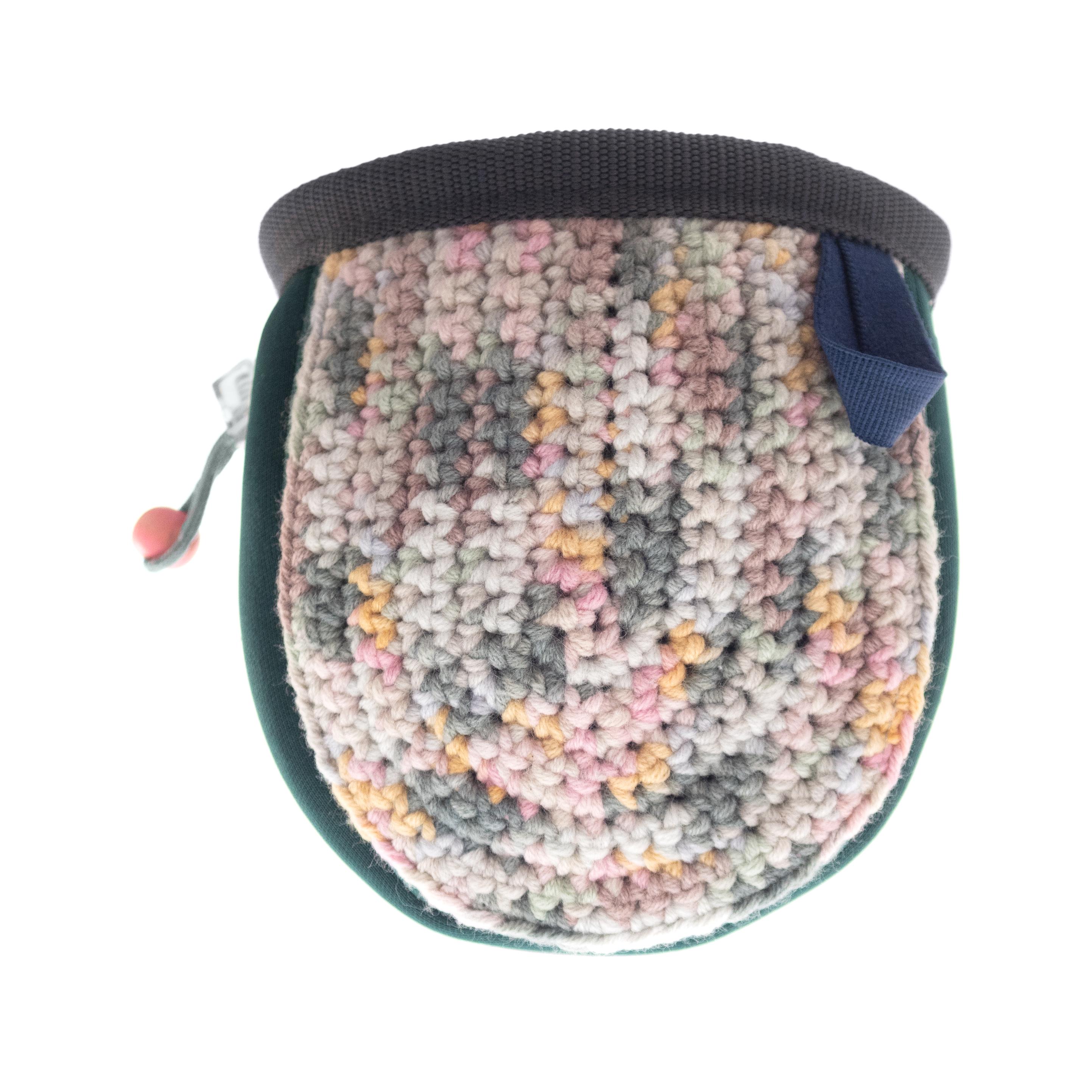 Kids bouldering chalk bag in compact S size for secure grip during climbing adventures