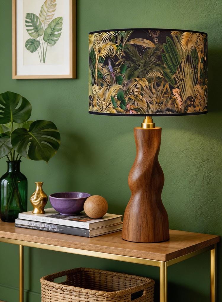 Abat-jour tambour en papier imprimé motif jungle tropical sur pied de lampe bois noyer sculpté organique, ambiance naturelle mur vert forêt, style Japandi maximaliste