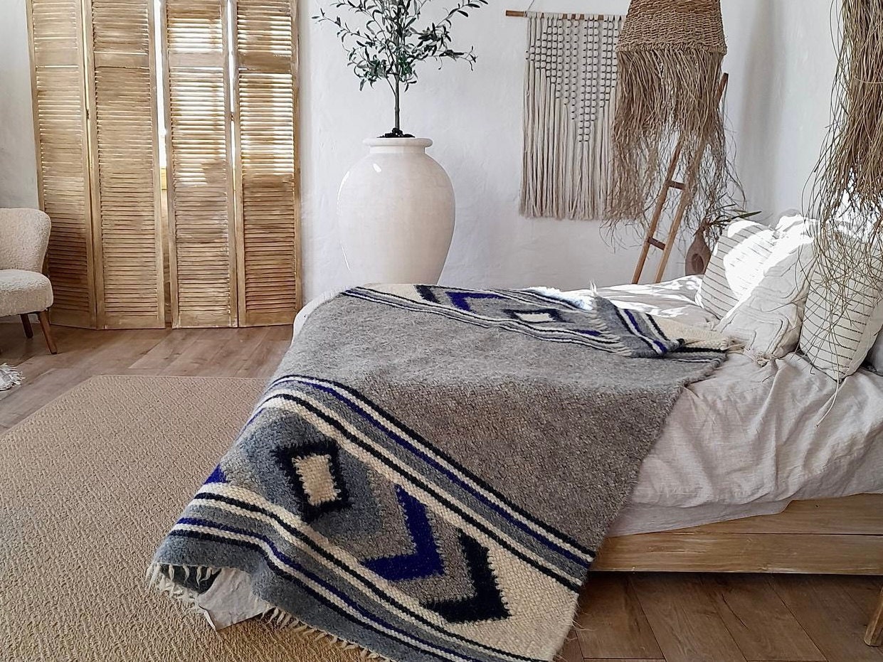 Wool Blanket in Queen Size – Natural Sheep Wool Throw Blanket – Warm and Cozy Texture – Ideal for Scandi Home Décor – Traditional Design