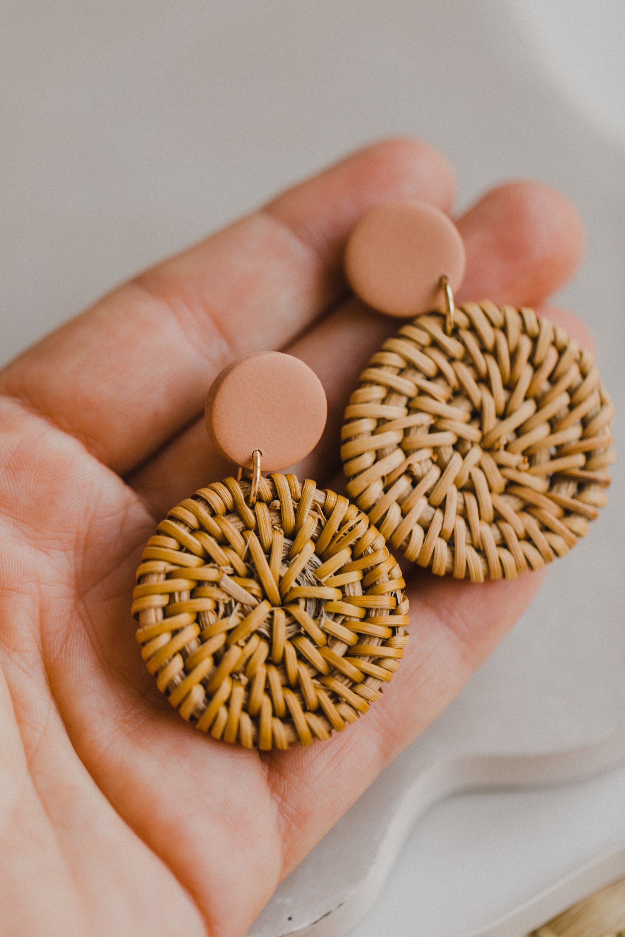 Rattan Ohrringe mit bunten Ohrsteckern aus Polymer Ton