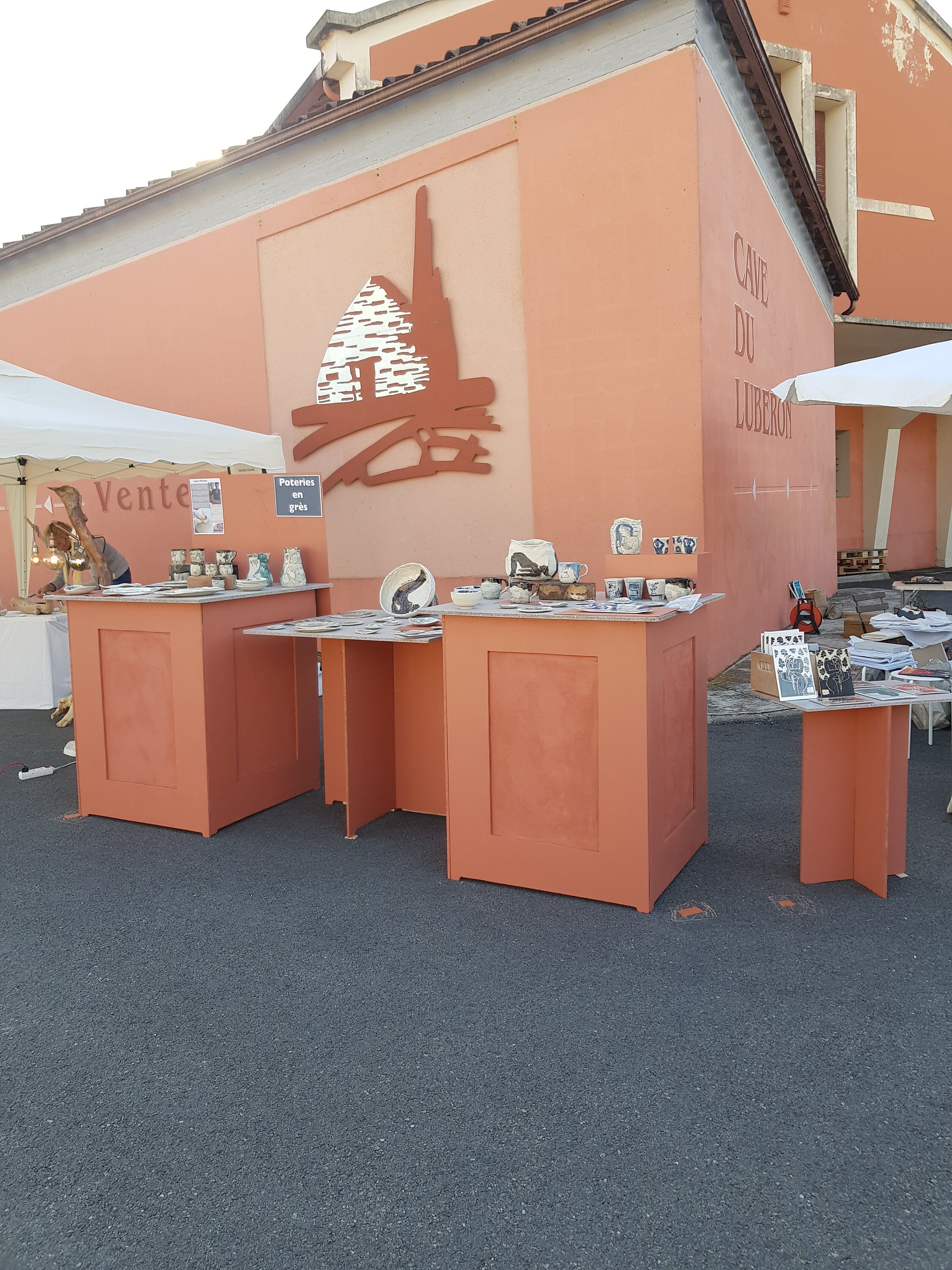 Stand marché potier, céramiste en provence