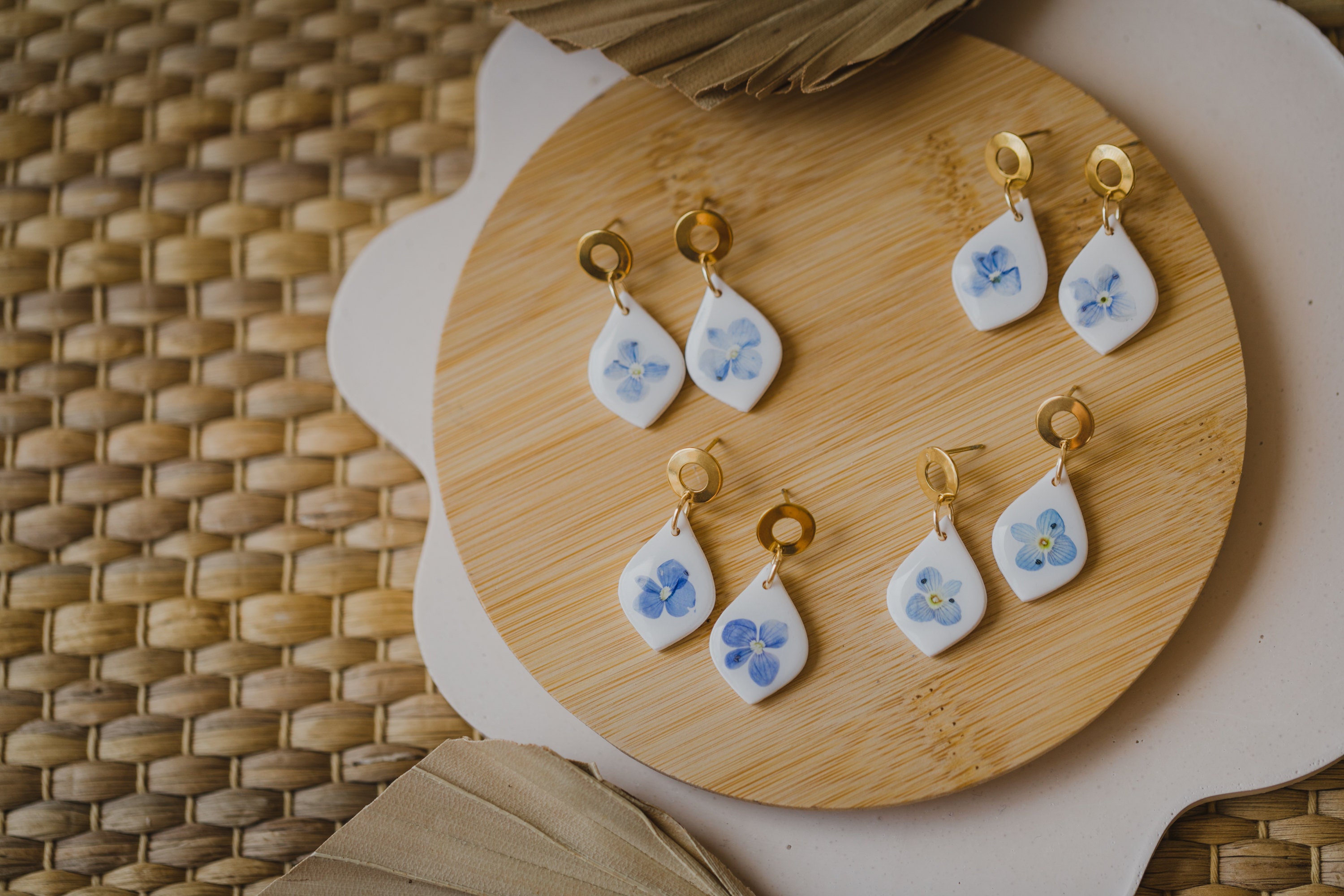 weiße Polymer Clay Ohrringe mit blauen Blumen