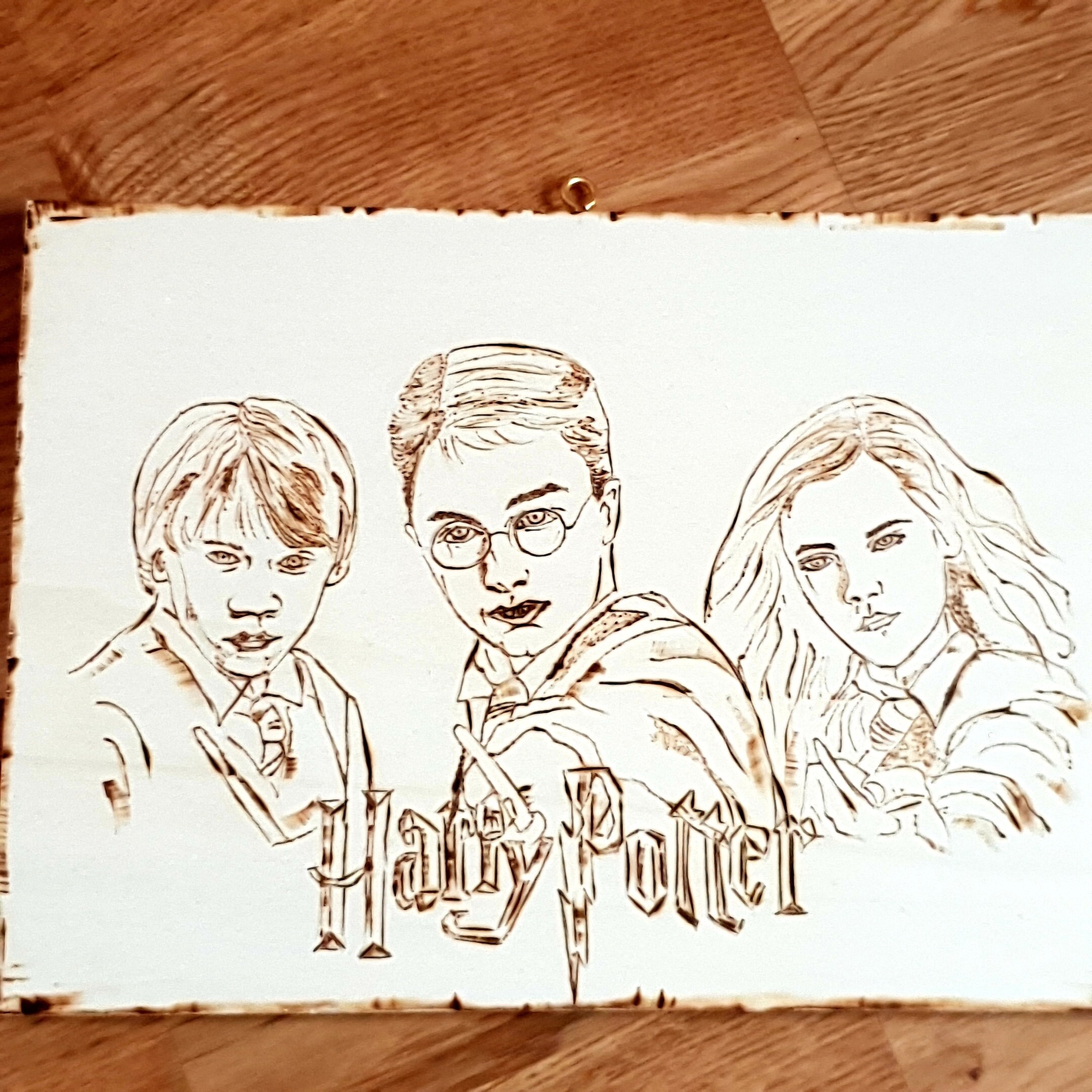 Harry Potter pyrogravé. Cadeau personnalisé et pyrogravé avec message et nom. Cadeau déco original pour les passionnés dHarry Potter. Tableau Harry Potter, déco mural originale et pyrogravée.