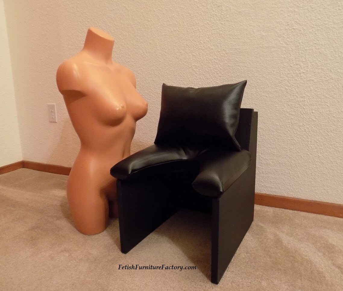 Queening Chair, FemDom Facesitting