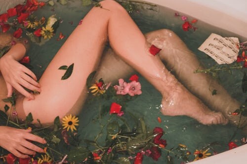 baths with the addition of rosemary infusion firm the skin, soothe, relieve rheumatic pains and improve blood circulation.