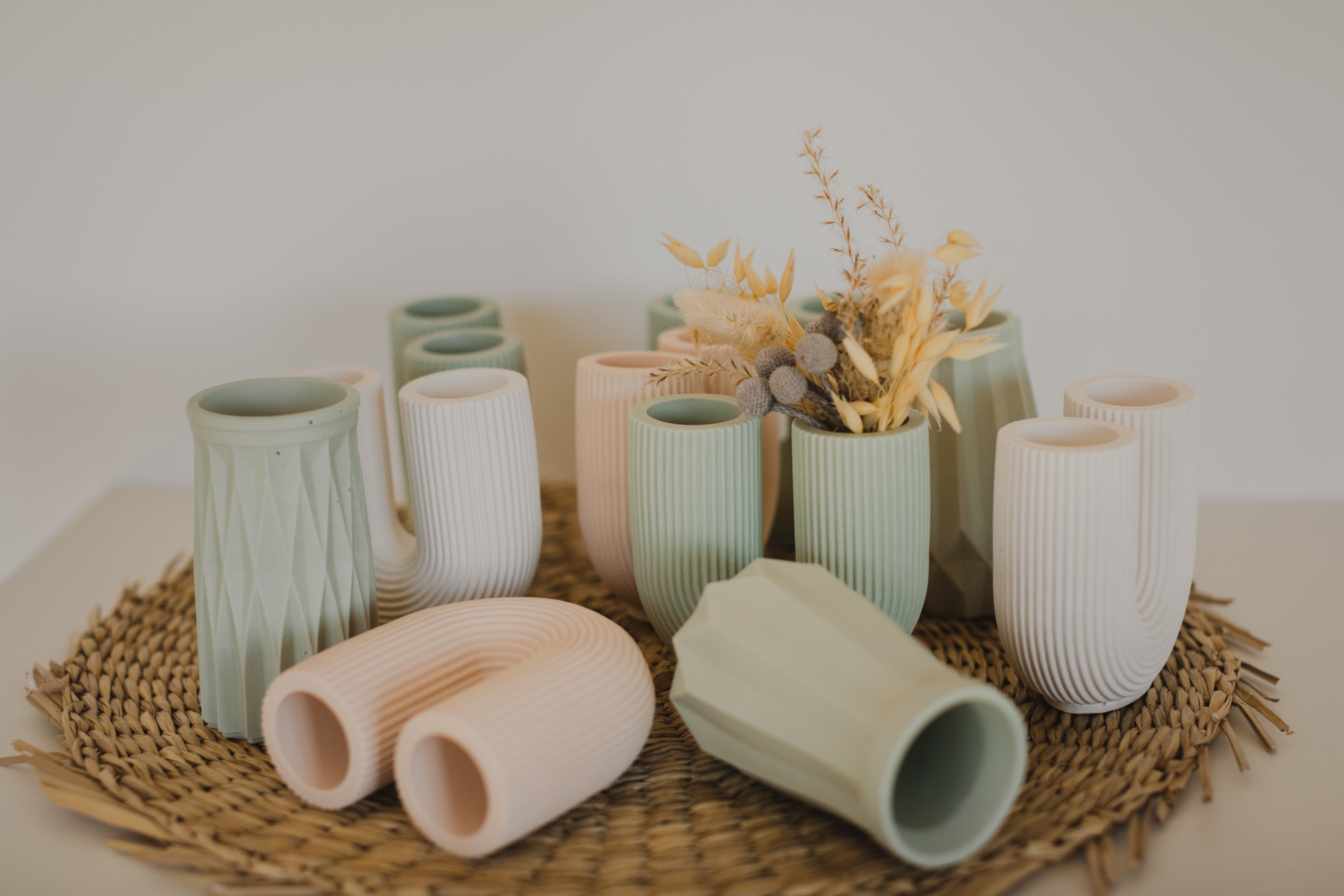 grüne kleine Vase für Trockenblumen