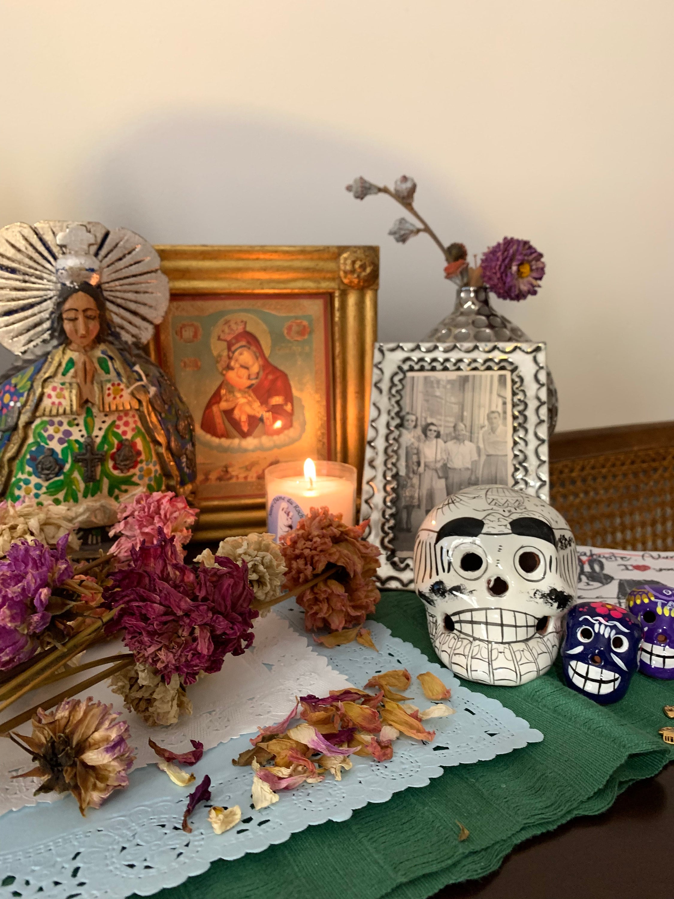 dahlias madrid altar de muertos ofrenda november home mexican handcrafts tradiciones mexicanas madrid españa catholic creatives catho farm flowers