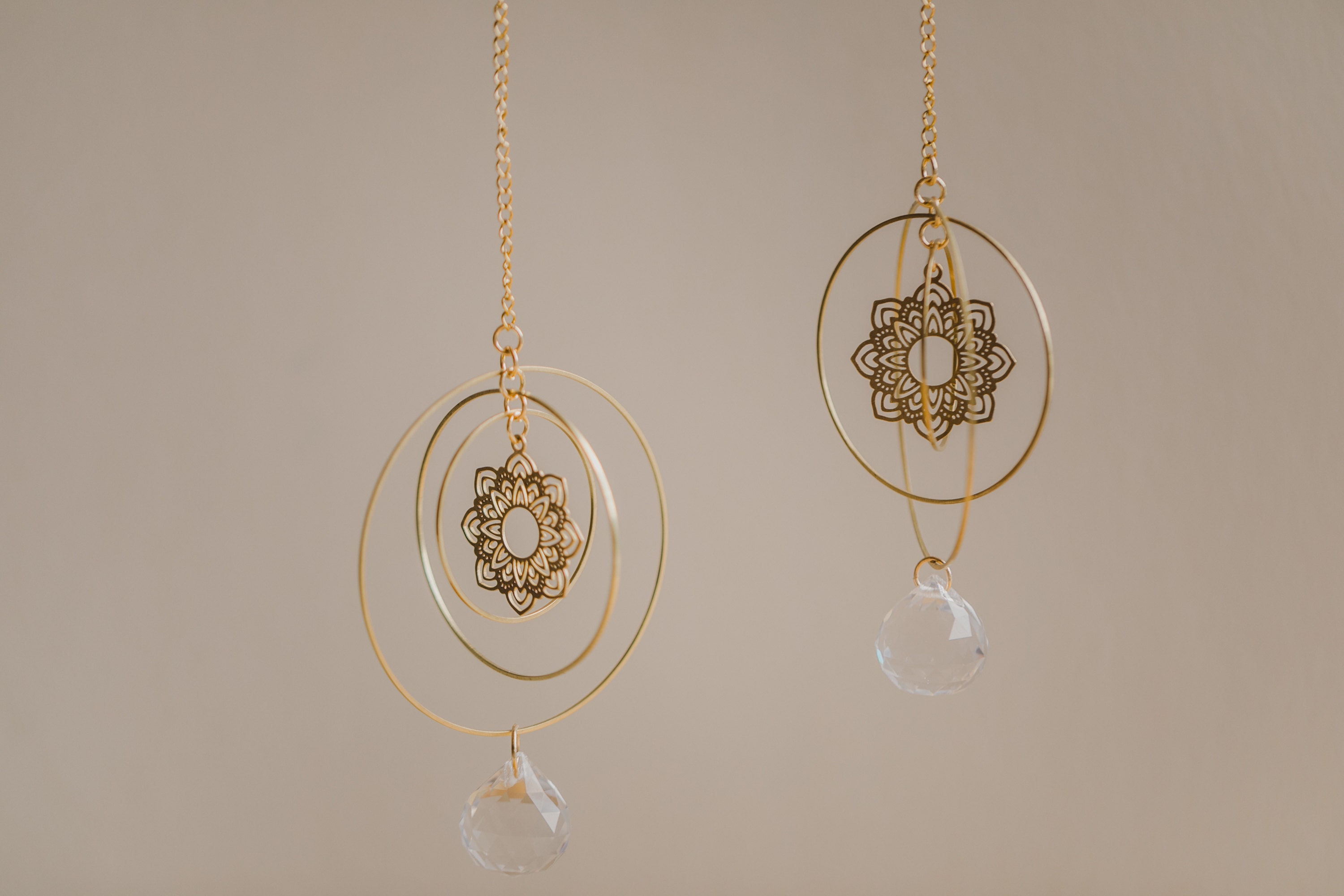 goldene Suncatcher mit Regenbogen Kristall
