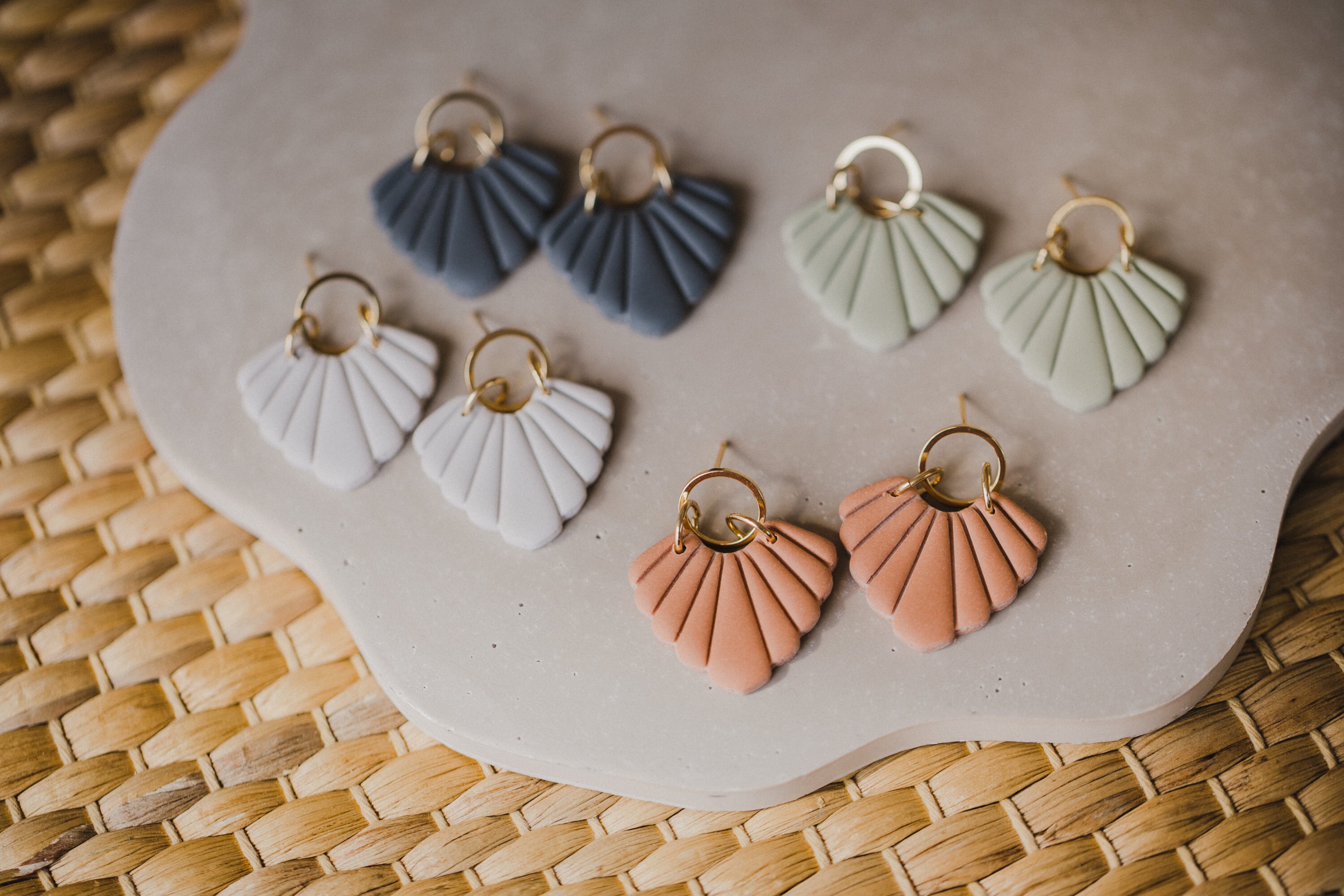 bunte Blatt Ohrringe aus Polymer Ton