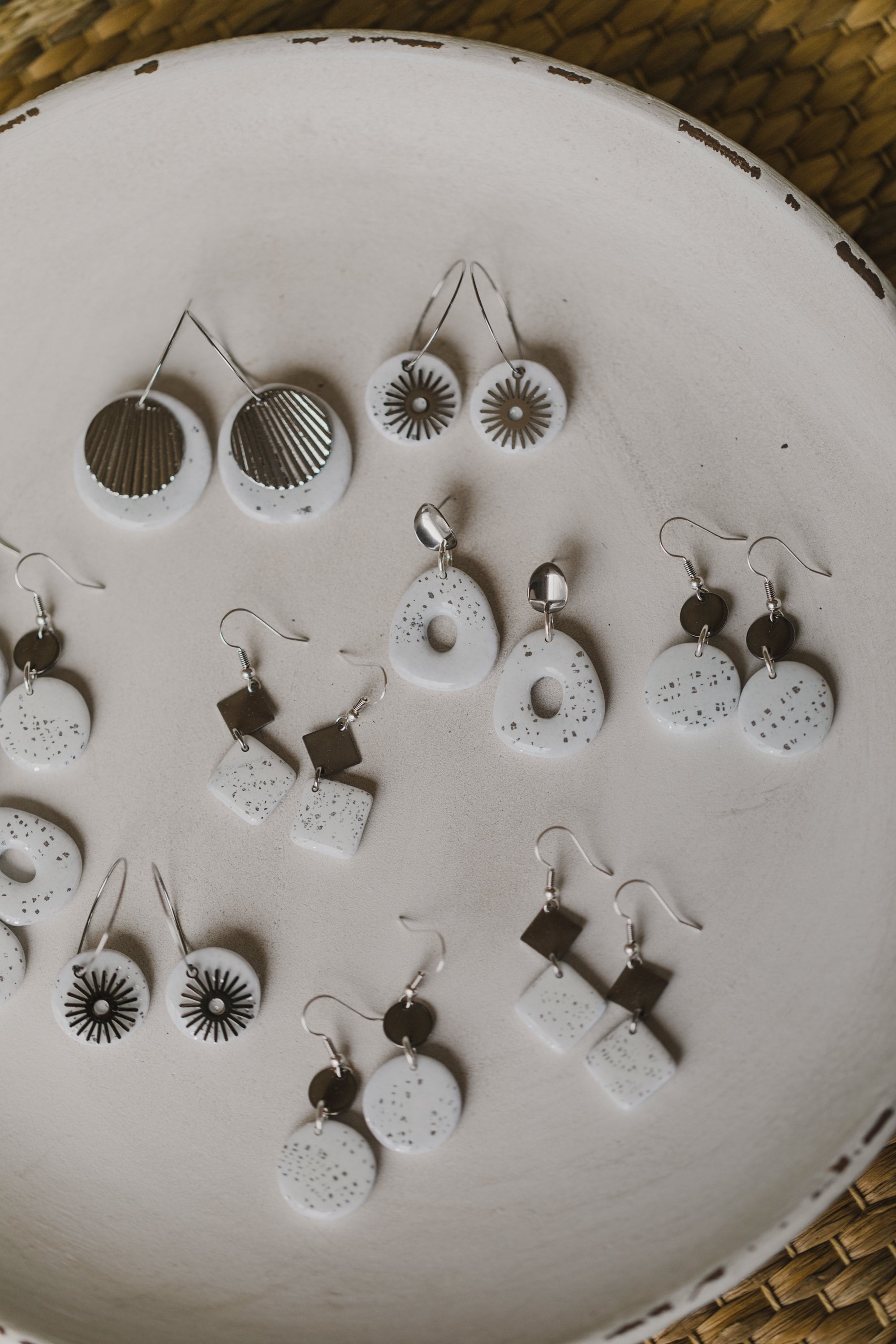 weiße Polymer Clay Ohrringe mit silbernen Elementen