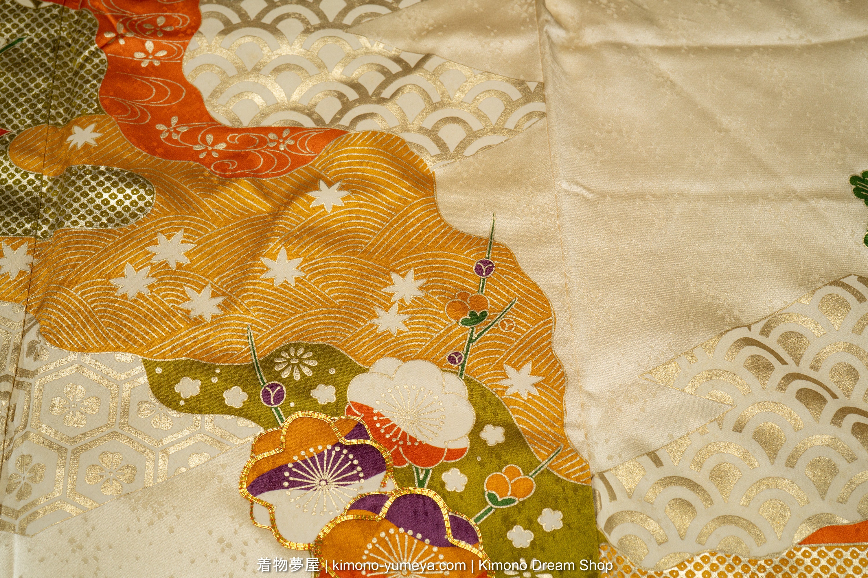 White and gold seigaiha waves pattern with other styles of wave patterns spread around.