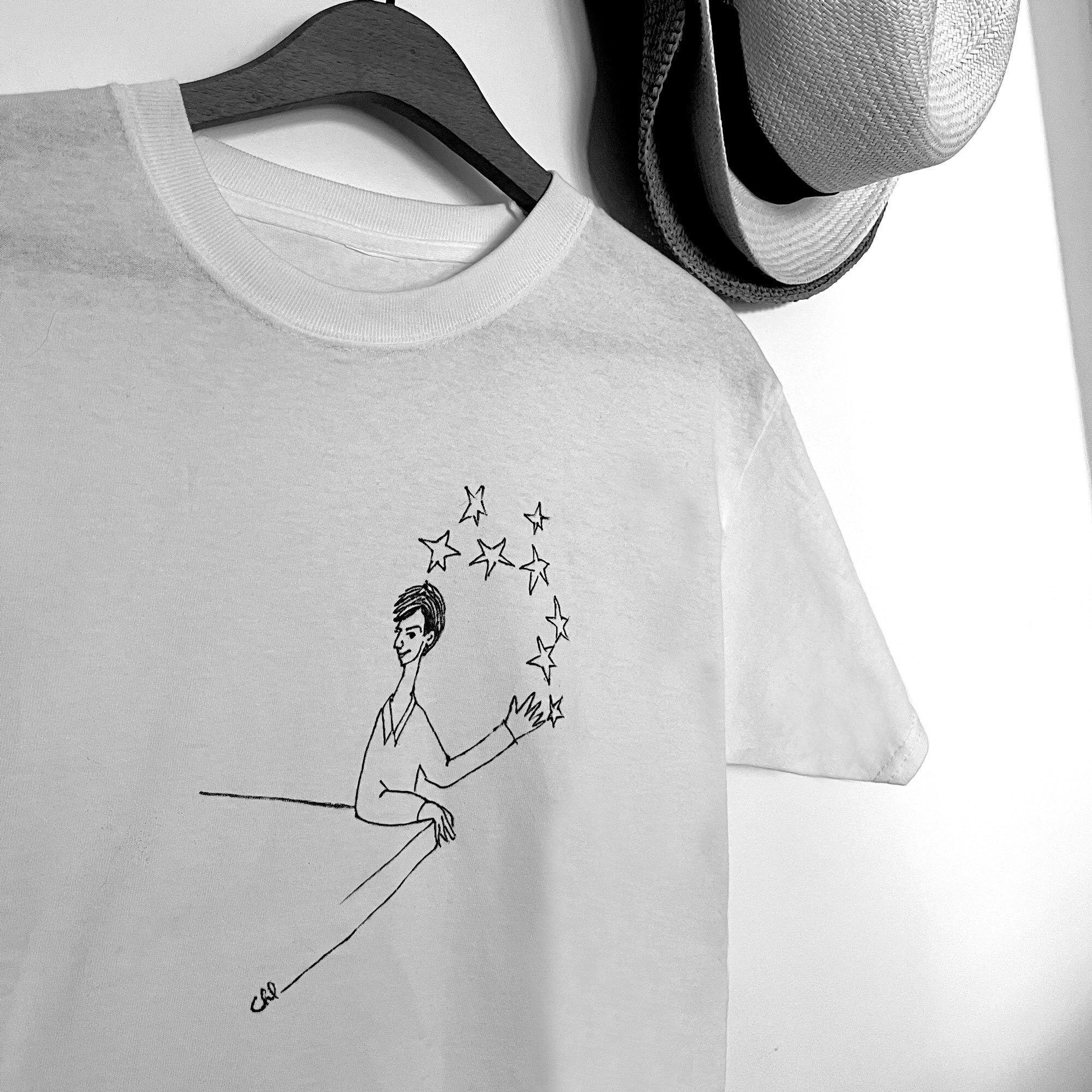 camiseta ilustrada con dibujo sencillo