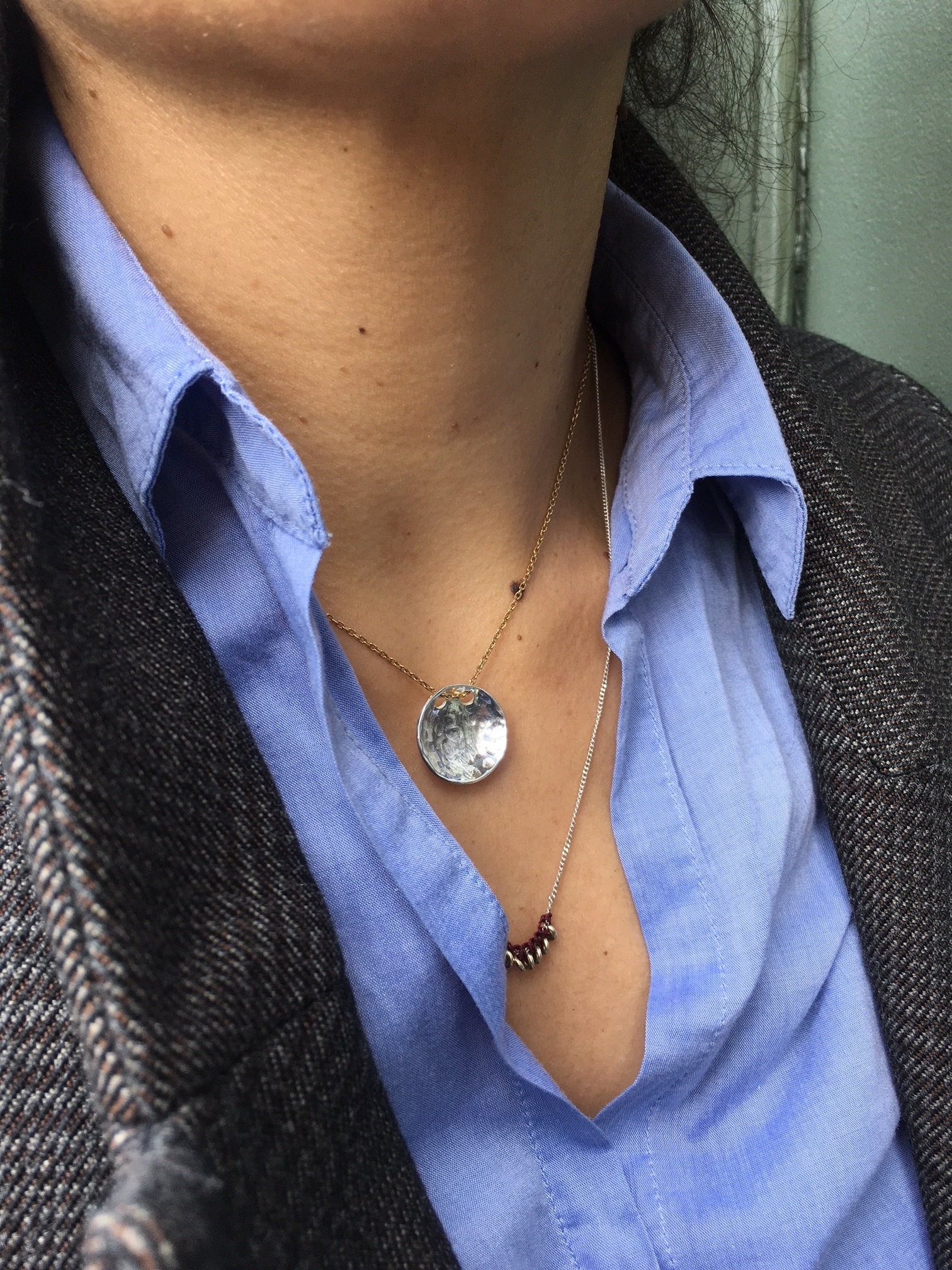 TERRA Necklace layered with Taipei Necklace. Colgante de plata martillada. Pecora Madrid.