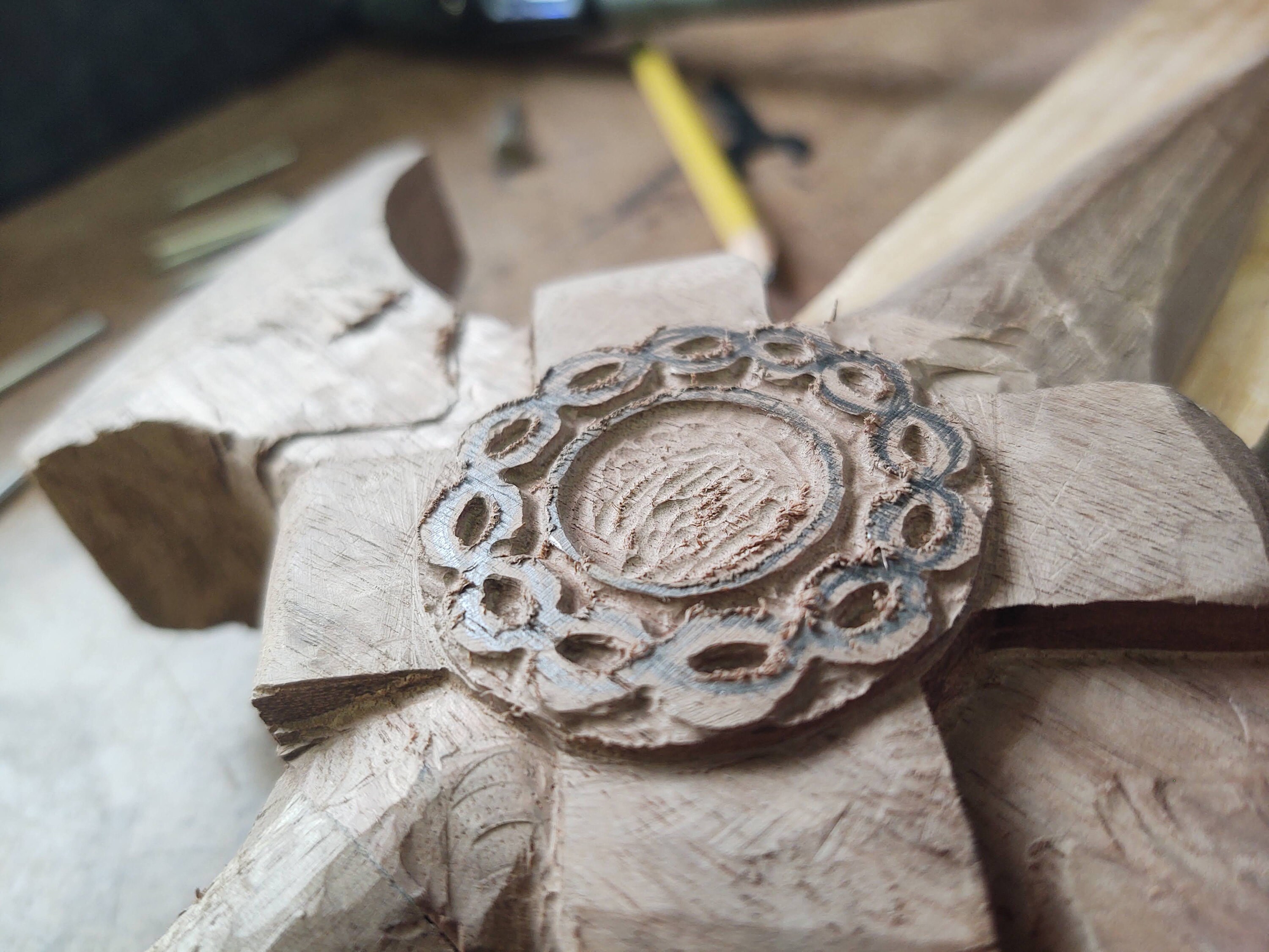 Carving the initial shape. A very tricky business. I actually have to work in intervals as I carve the ropes. 20 mns of carving, 10 mn breaks, otherwise my hand starts to shake and mistakes get made.