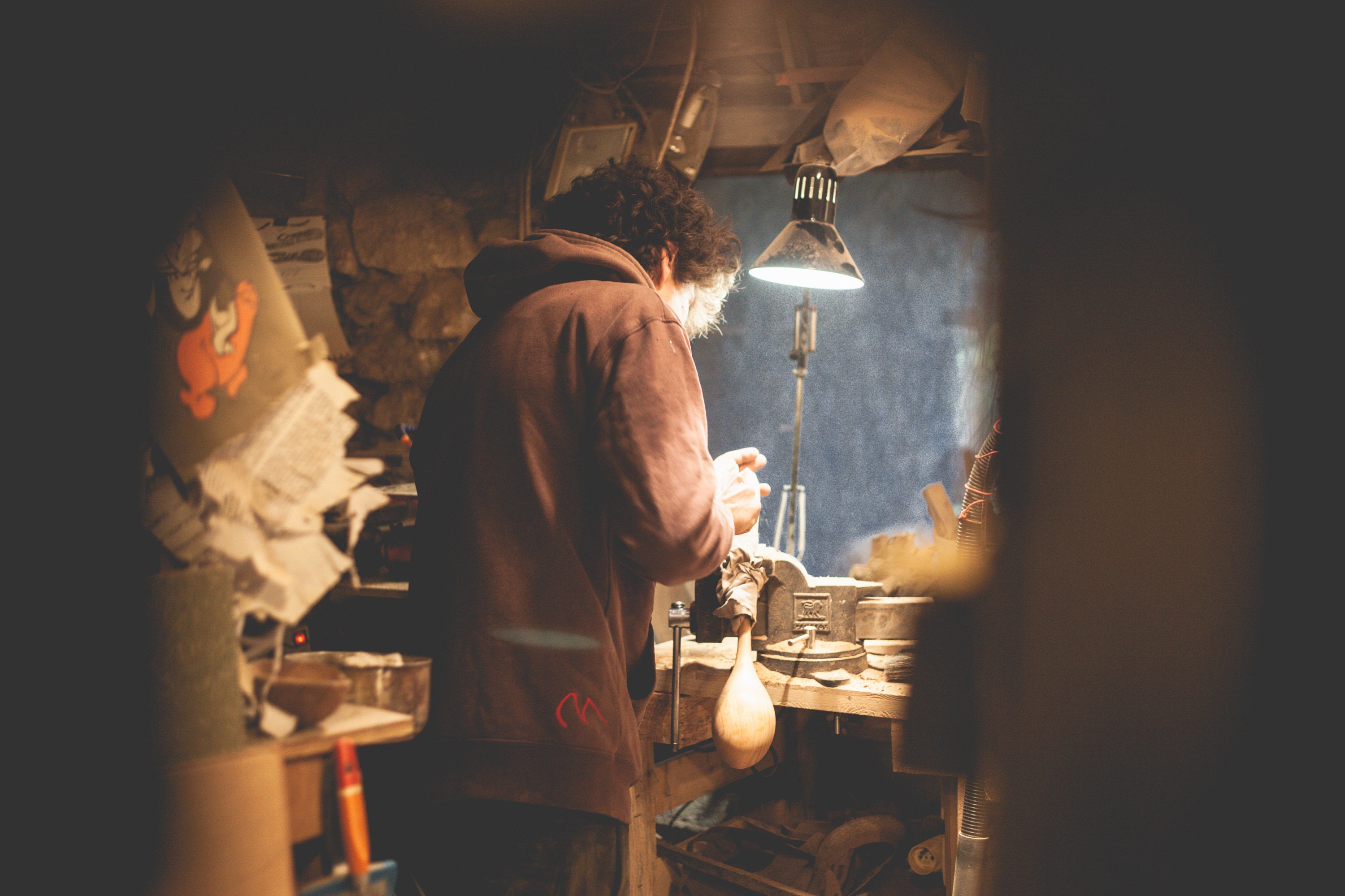 Atelier de coutelier dans le Vaucluse. Portrait de Lucas Poutout