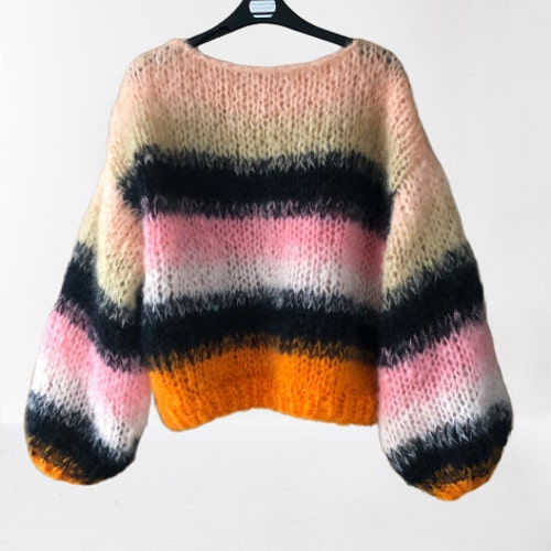 Luxe en unieke handgebreide mohair truien en door Youhadmeatyarn Grofgebreide Spinner mohair sweater | roest rood – You had