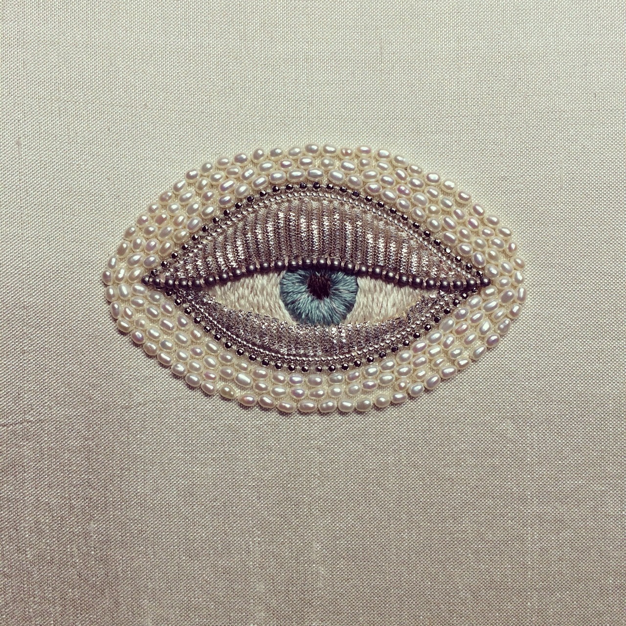 Вышивка глаза схема. Вышивка глаз. Вышивка гладью глаза. Вышитый глаз. Вышить глаза.