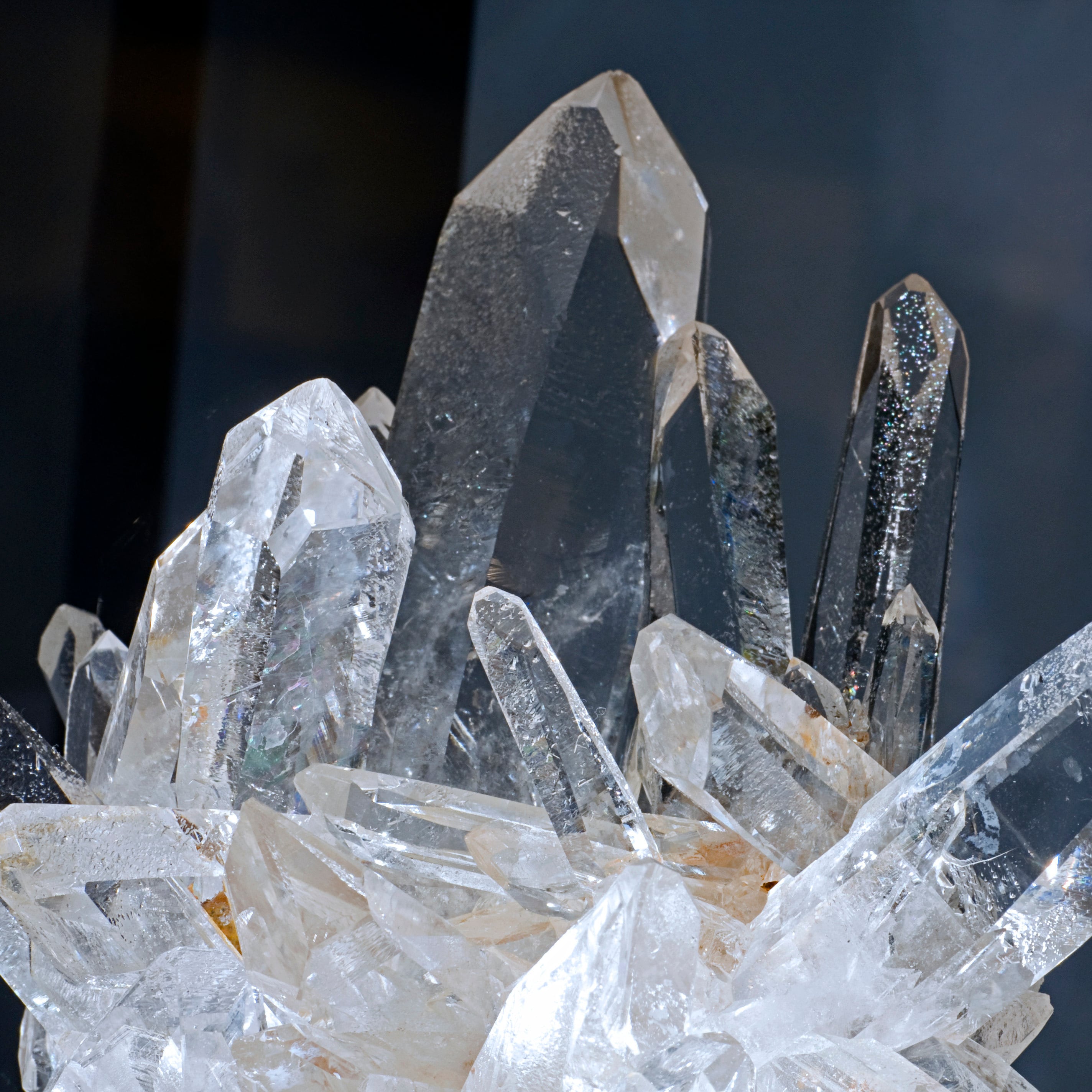 камень горный хрусталь. горный хрусталь необработанный. хрусталь помутнел. кристаллы горного кварца. хрусталь помутнел.