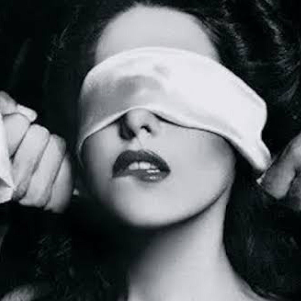 завязал глаза жене и подруге. девушка с завязанными глазами. соблазнение. мужчина с завязанными глазами. повязка на глаз.