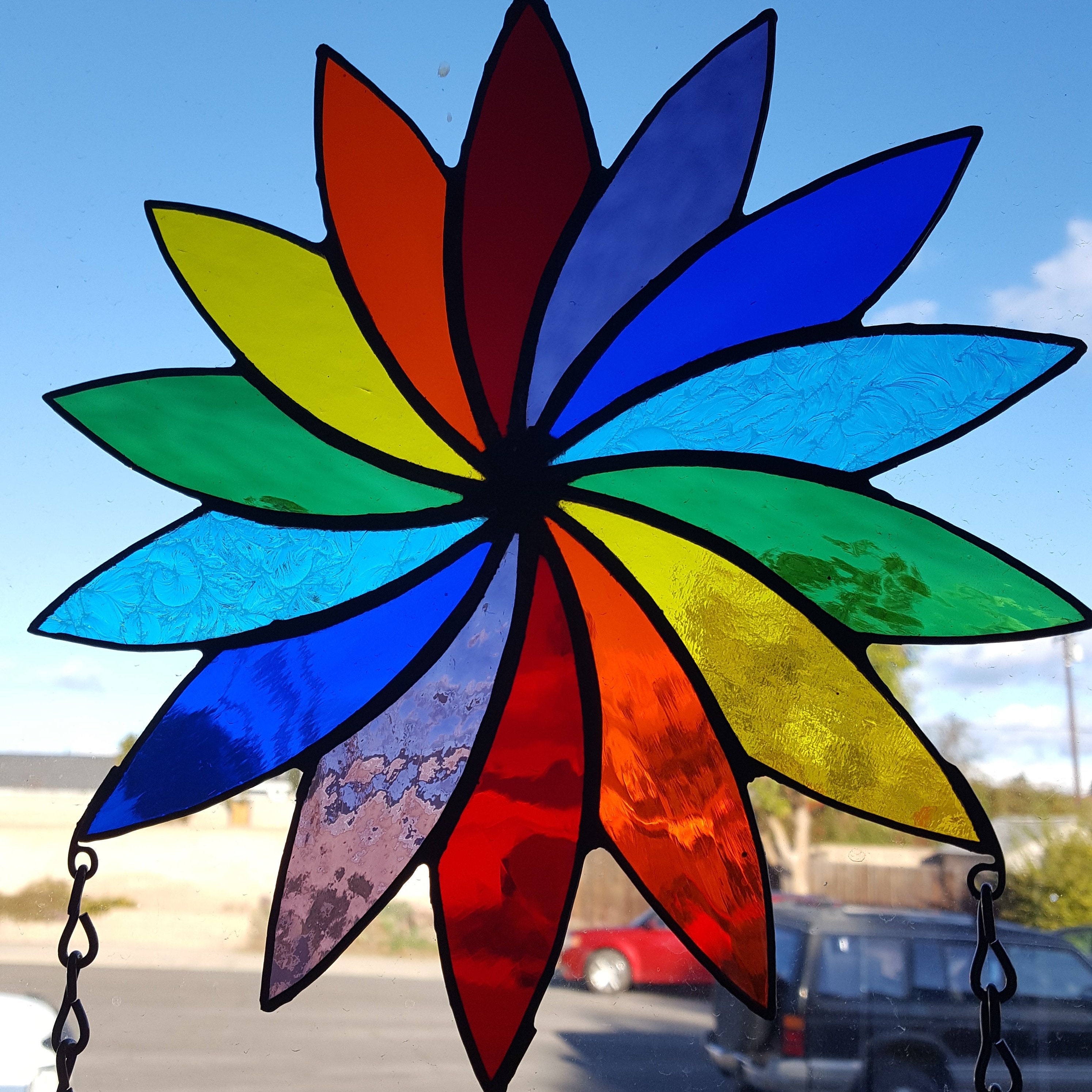 Suncatcher, fenêtre en cristal, feuilles vertes enroulées autour