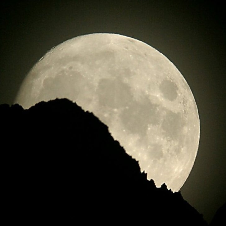 6 больших лун. Горы на Луне. Большая Луна. Огромная Луна в горах. Большая Луна в горах.