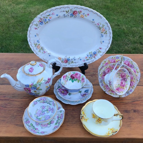 13 Piece Royal Doulton Royal Gold Tea Set, Teapot Cream, Covered 
